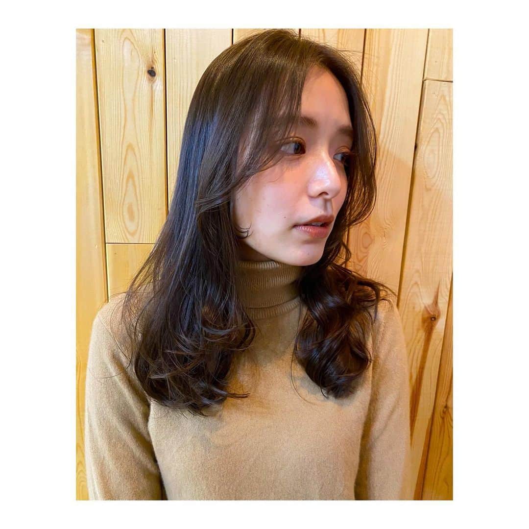 桜めいのインスタグラム：「✂︎✂︎✂︎ 2021年 Garland始めしてきましたよ💇‍♀️  いつものトリートメントと 今回はニュアンス前髪も作ってもらいました💘  毎回何かしらの変化を求める 私の要望に答えてくれる 女神まきさん @yuumakiiii  いつもありがとう😂💕💕  10周年を迎えたGarland🎉 私の芸歴も10周年🎉 これからもどうぞよろしくお願いします🙇‍♀️💕  ・ #garlandtokyo #haircut #美容院 #サロン #表参道 #原宿 #10thanniversary」