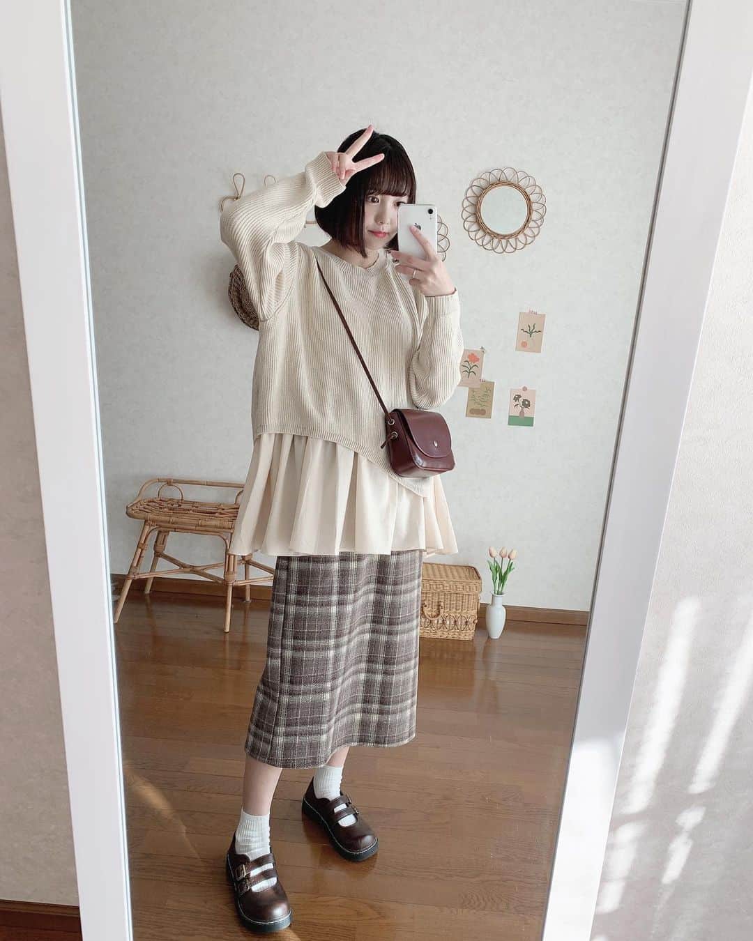 みさねのインスタグラム：「ㅤ スワイプしたらちょこんと座ってます🧸 ㅤ トップスは @fifth_store  スカートとバッグはCham.🤭 ㅤ #冬コーデ #デニムコーデ #fifth #fifthtl #フィフス #イレヘムドッキングニットプルオーバー #カジュアル #スカート #平均身長コーデ #ブラウスコーデ #ガーリーコーデ #デートコーデ」