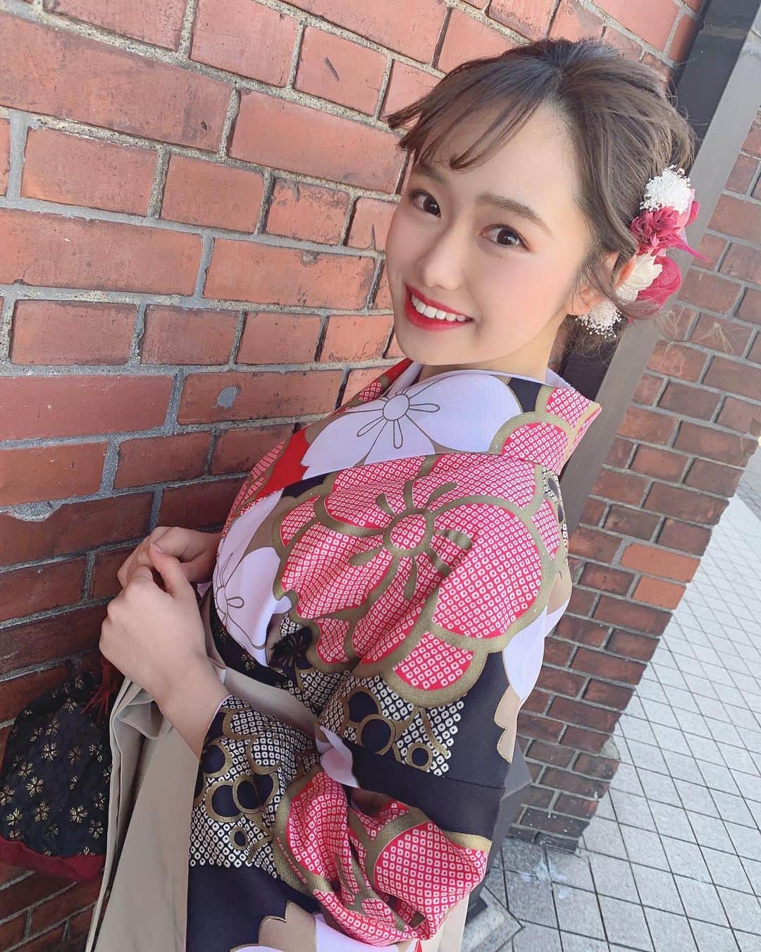 かわぎしるなのインスタグラム：「. 晴れ着の丸昌さんの、モデルをさせていただいた時📸  初の袴でめっちゃかわいかったの💓  おデコ見えてるのは許してね笑  #晴れ着の丸昌横浜店 #晴れ着の丸昌 #袴 #袴ヘア #袴レンタル #撮影 #サロモ #サロンモデル」