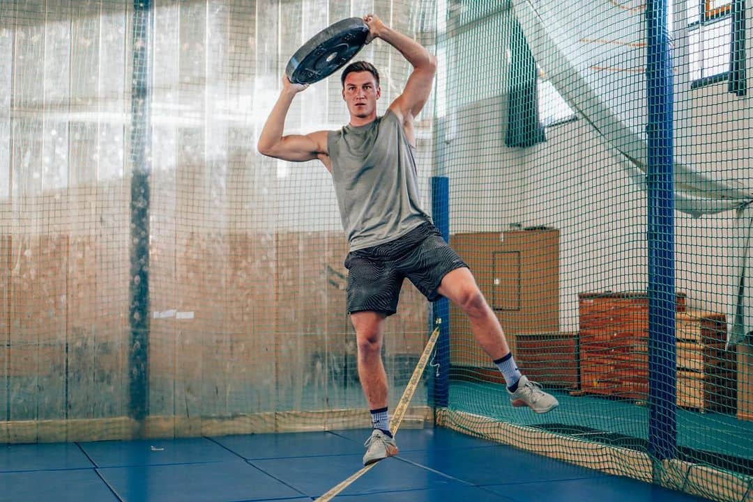 のインスタグラム：「Some Friday WOD Insights. 🔥 Now looking forward to two days off - body feels quite bruised and sore but we had a great week with multiple workouts. #workout #training #slackline #snatch #squat #tireflip #functionaltraining #egalwaskommt @bridgestoneeurope #weightlifting @eleikodach 📸edit by @juliusstammler」
