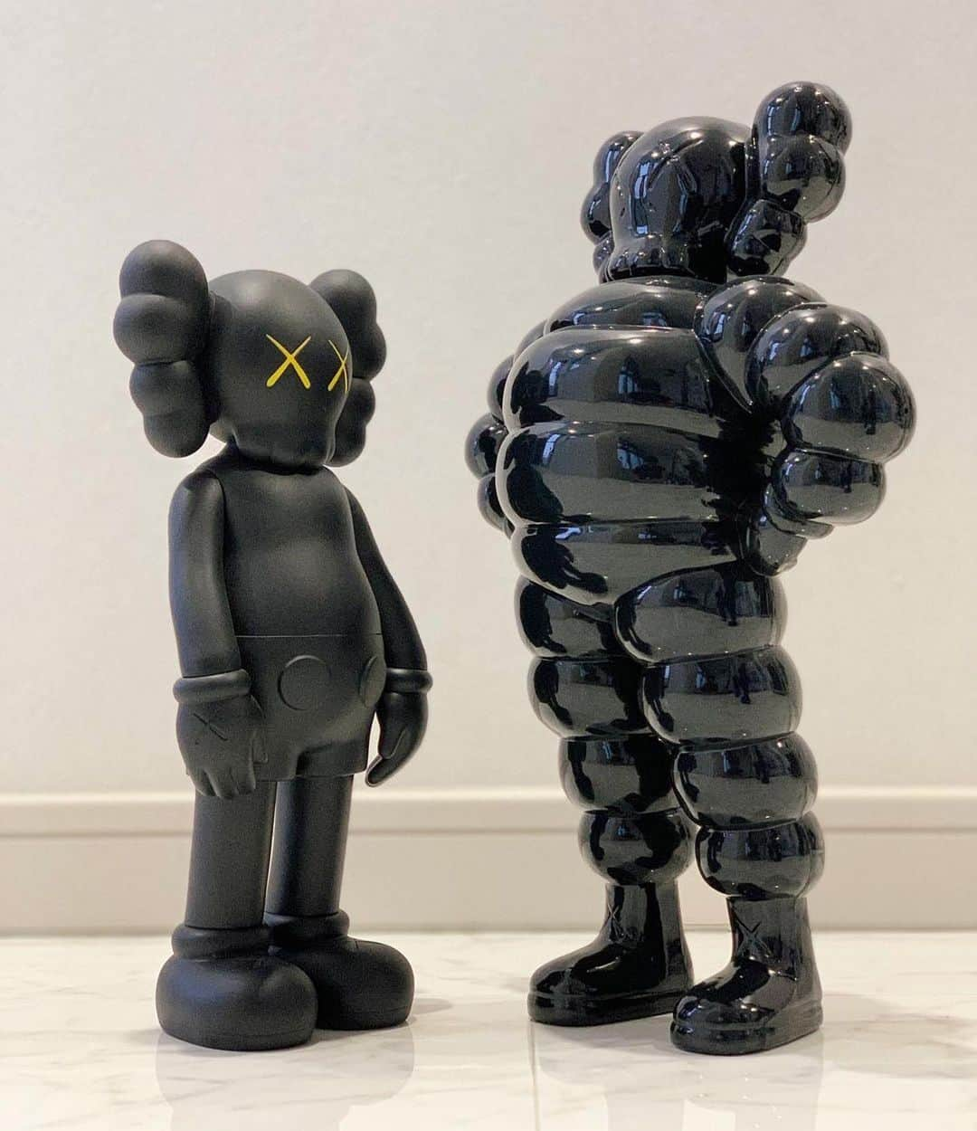 KAWSONEさんのインスタグラム写真 - (KAWSONEInstagram)「Good Morning... #Repost @kiyoshi88 ・・・ 🖤🌟 #KAWS #chum #companion ##WHATPARTY #medicomtoy」1月15日 21時39分 - kaws