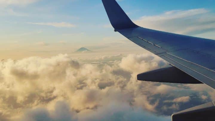 のインスタグラム：「飛行機と雲と富士山。  #富士山 #飛行機 #雲 #空 #mtfuji #airplane #clouds #sky #singerslife #galaxynote20ultra」