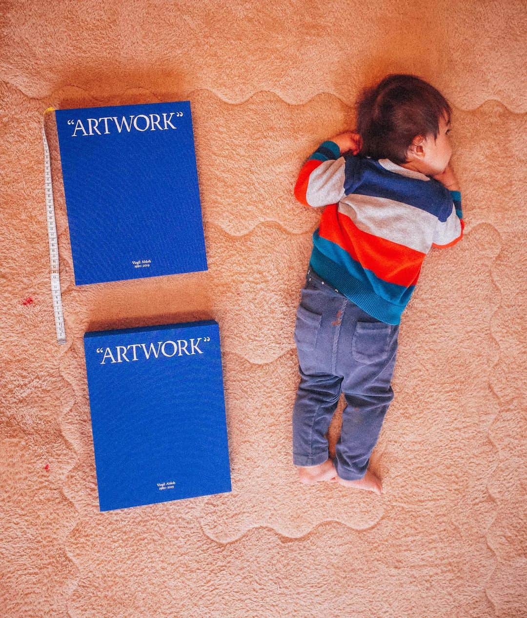 磯部映見のインスタグラム：「Virgil Abloh: Figures of Speech   こんな毎日だけど、(だからこそか、) これ観てみて、とか、これ読んでみなよ、っていうコミュニケーションが増えたのは嬉しいこと。  あの靴のデザインとか、息子たちが思春期になったら手に取りそうな内容なので本棚の目立つところへ。  Virgil Ablohは講義の本面白かったので気になる方はぜひ。☕️  #mybookshelf #artbook #virgilabloh」