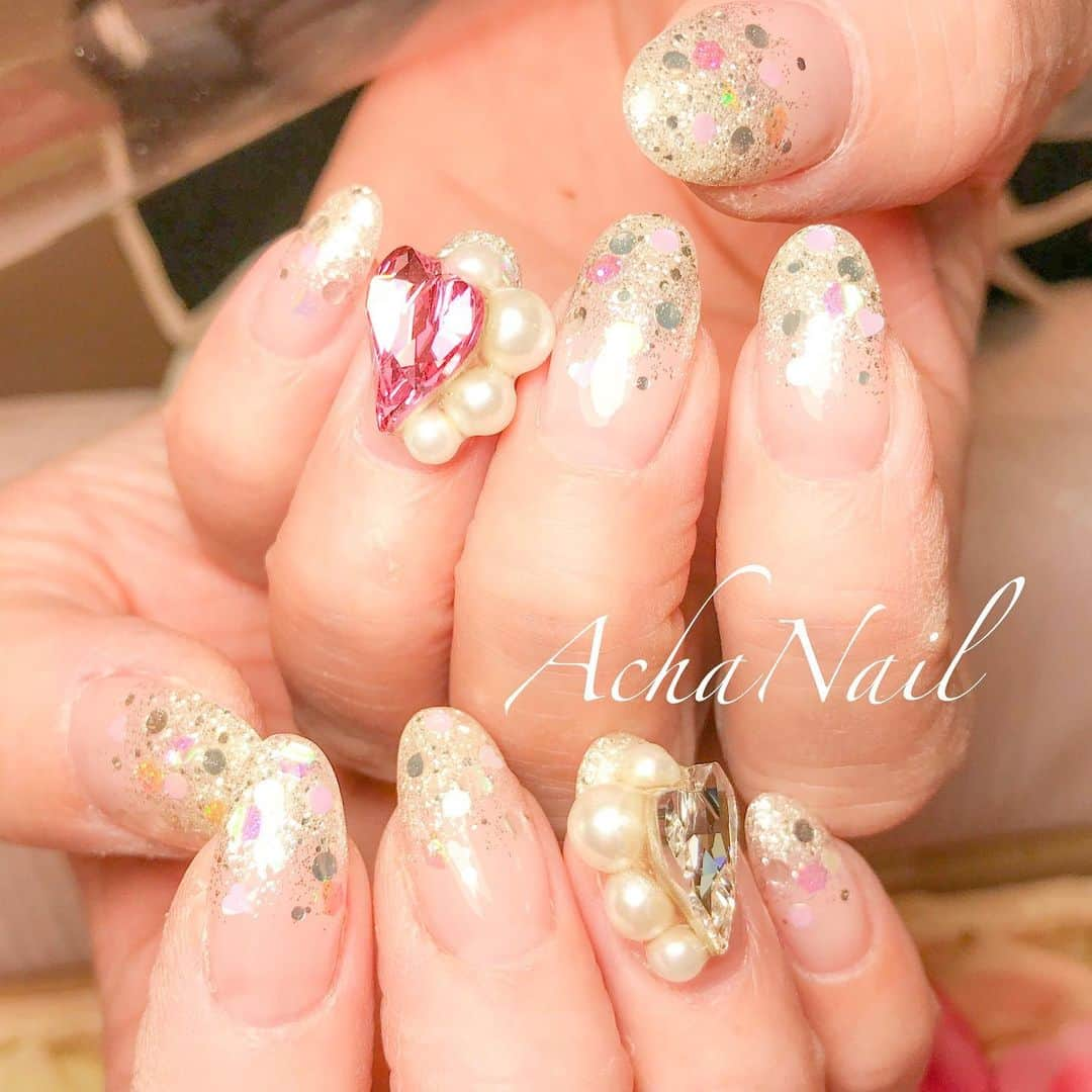 AchaNailのインスタグラム：「ハートビジューネイル💖﻿ ﻿ https://ameblo.jp/acha-nail/entry-12650297444.html﻿ ﻿ #ネイル #ジェルネイル #フィルイン #フィルイン導入サロン #南池袋 #池袋 #池袋ネイルサロン #ネイルデザイン #ビジューネイル #ハートネイル #ラメグラデーション #シルバーネイル #スワロフスキー #パールストーン #ハートスワロフスキー #Nails #AchaNail #NailStagram #InstaNails #Nailart #JapaneseNailart #NailDesign #Gelnails #kawaii #네일 #日式美甲 #heartnail #swarovski #heart #silvernail」