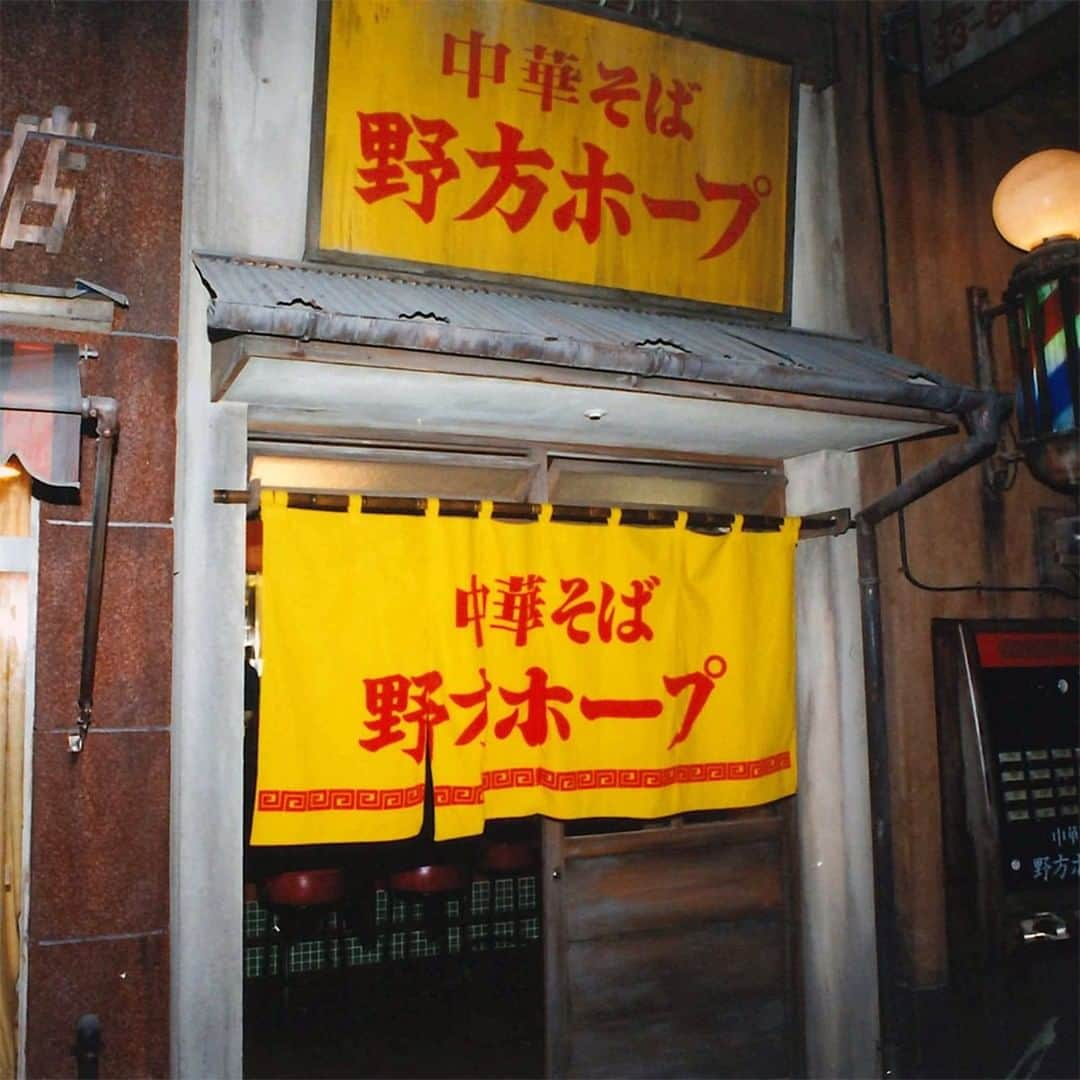 新横浜ラーメン博物館(ramen museum)さんのインスタグラム写真 - (新横浜ラーメン博物館(ramen museum)Instagram)「【ラー博クロニクル Vol.5】 80年代後半、ラーメン激戦区の象徴として「#環七ラーメン戦争」という言葉が生まれました🤔 環七ラーメンの特徴として長距離トラックのドライバーやバブルの中、深夜に若者が〆にラーメンを食べるというニーズがあり環七には「こってり」としたラーメンが多く存在し、中でも背脂ラーメンのお店は人気を博していました😎 1988年に創業した「野方ホープ」は「こってりだけどすっきりと食べられ病みつきになる」と評判を呼びました🍜🍥 現在は東京･神奈川に9店舗を構える人気店へと飛躍を遂げております😄  【店舗データ】 東京「野方ホープ」 創業:1988年 ラー博出店期間 1994年3月6日～1997年6月29日 https://www.nogata-hope.com/ 次回は横浜「六角家」さんです  Ramen Museum Chronicle Vol. 5 In the late 1980s, the term "Kannana Ramen War" was coined to symbolize the fierce battle for ramen in the area. Established in 1988, Nogata Hope became popular for its "rich but refreshing ramen that is addictive. Today, Nogata Hope is a popular restaurant with nine locations in Tokyo and Kanagawa.  Shop Data Nogata Hope, Tokyo Established in 1988 Opening period of Ramen Museum March 6, 1994 - June 29, 1997 https://www.nogata-hope.com/ Next time: Rokkakuya, Yokohama  #ラーメン #ラーメン部 #ラーメン倶楽部 #ラーメンインスタグラム #ラーメンインスタグラマー #ラー写 #ラー活 #麺スタグラム #麺活 #ラーメンパトルール #フードポルノ #麺スタグラマー #ラーメン博物館 #ラー博 #野方ホープ #環七ラーメン #背脂チャッチャ系 #ラー博クロニクル  #ramen #ramenmuseum #ramenlover #ramennoodles #ramenlife #ramenjapan #foodporn #foodie」1月15日 21時54分 - ramenmuseum