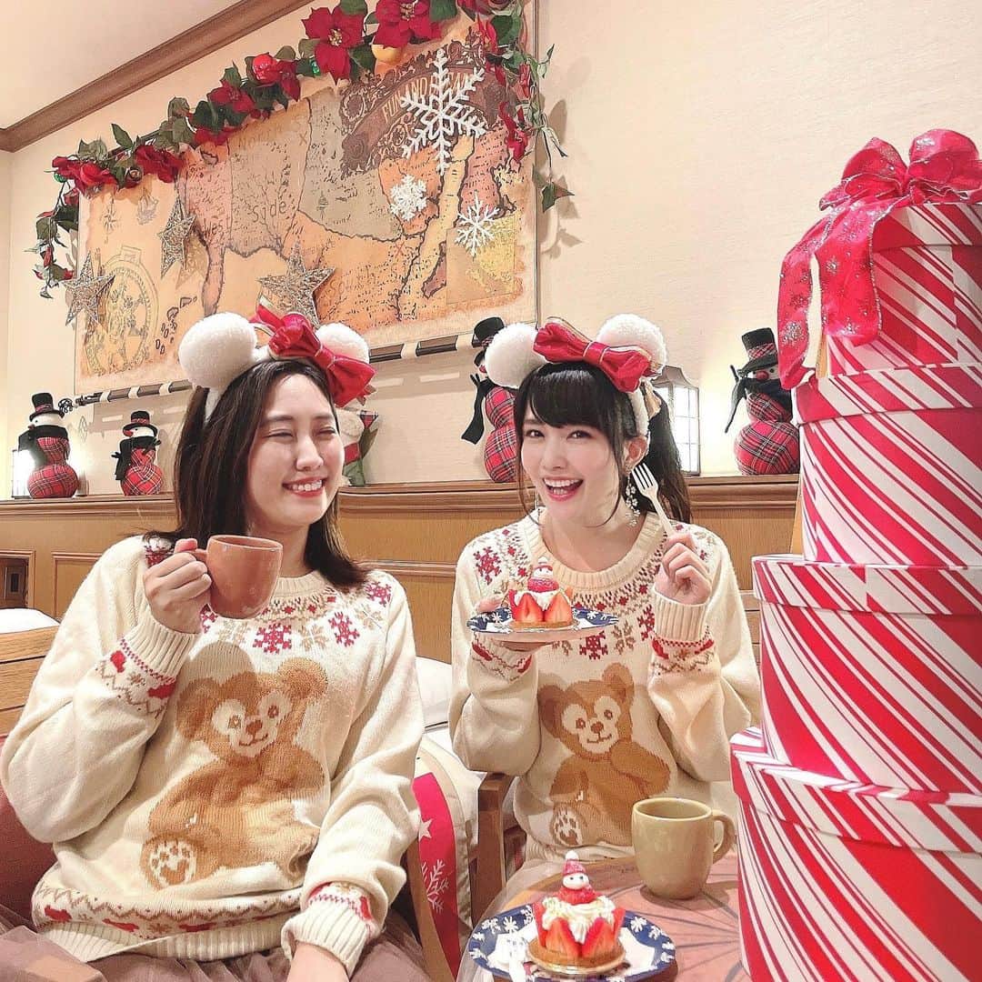 のインスタグラム：「🎄🎅🎁🎄🎅🎁🎄﻿ ﻿ 去年はいろんなホテルに泊まれて﻿ とっても楽しかったなぁ💕﻿ ﻿ 今年もホテルステイ﻿ あちこちできたらいいな✨🥺﻿ ﻿ このクリスマスルームが可愛すぎて、﻿ ディズニーのクリスマスソング流しながら﻿ サンタケーキ食べたりして満喫した❤️🍰﻿ ﻿ 楽しくてめっちゃ笑ってる瞬間のも﻿ のっけとく😆💕（笑）﻿ ﻿ ﻿ ディズニーオフィシャルホテルの﻿ 東京ベイ舞浜ホテル ファーストリゾート✨﻿ @maihamahotel_firstresort﻿ ﻿ ﻿ #ホテル#東京ベイ舞浜ホテルファーストリゾート#ディズニーオフィシャルホテル#おそろいコーデ#女子会#ダッフィーコーデ#hotel#tokyobaymaihamahotel」