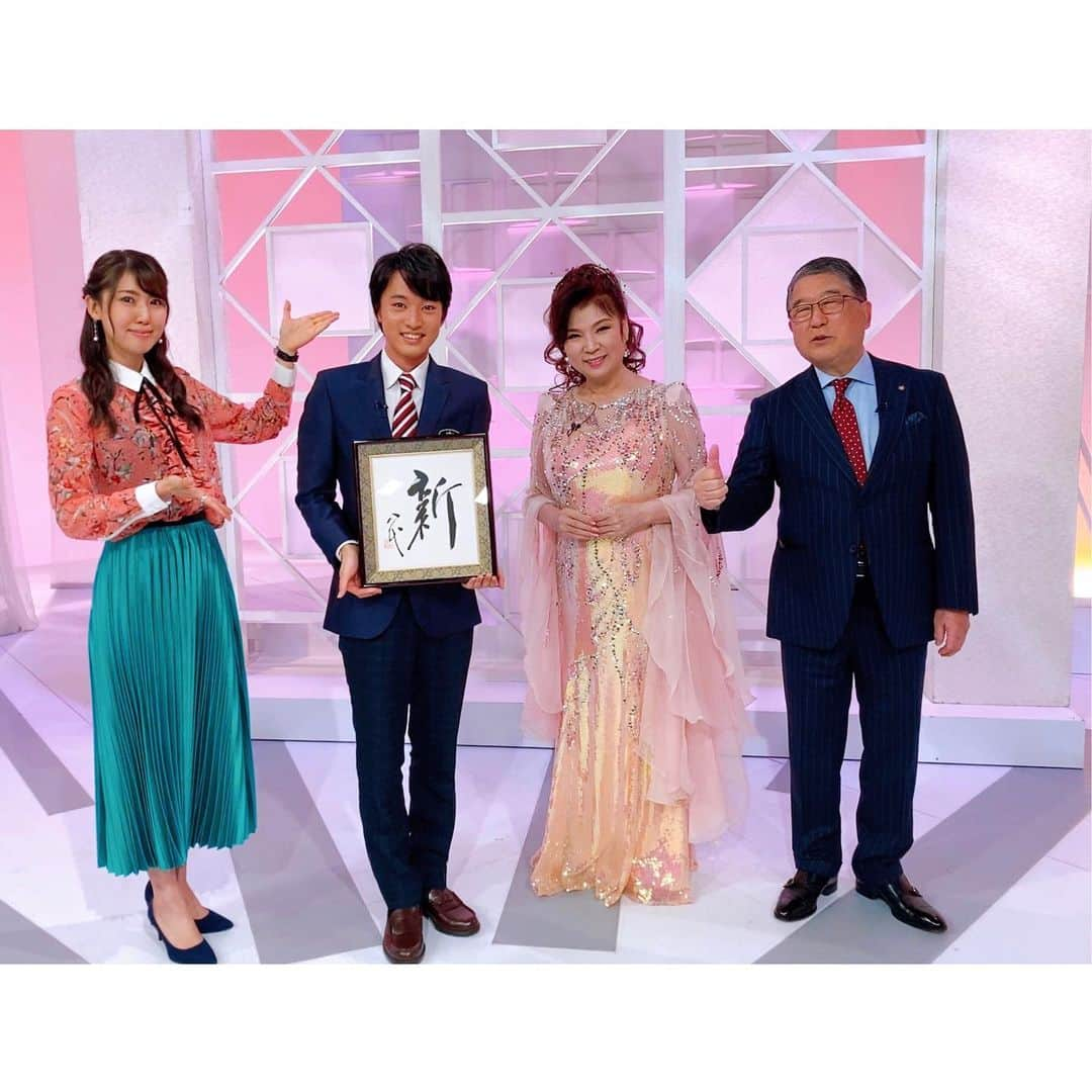 おかゆさんのインスタグラム写真 - (おかゆInstagram)「🎼🎹🩰💖🌈 . 先ほどBSテレ東、BSテレ東4Kで放送でした 「徳光和夫の名曲にっぽん」 ご覧下さいました皆様、 お世話になりました司会の徳光さん、 ゲストの八代亜紀さんをはじめ ベイビー・ブーの皆様、 青山新さん、ハラミちゃんさん、 akari kamayachiさん、スタッフの皆様、 本当に有難うございました🙏🏻❤️ . 八代さんの歌声に話題のゲストの皆様 それぞれの豊かなパフォーマンスが加わり 名曲が更に鮮やかに彩られていく… まさに夢のコラボレーション🤩💖 . 青山新さんのドッキリ企画に 思わずこちらももらい泣きしてしまいそうでした😢 いつも温かい八代さん、八代さんの大ファンの 青山新さんを司会の徳光さんと囲んでパシャリ📸 ありがとうございました🙏🏻🌸 (タイミング合わずオフショットが無く残念ですが、 ベイビー・ブーの皆さま、akari kamayachiさんとも またご一緒出来ますように…🎩🩰✨) . 感動、感激、興奮華やぐ素敵な一夜🎤🌃 今夜も最高のひとときに幸せいっぱい🌟 . オフショットに続きます🎤🌈 . #BSテレ東 #BSテレ東4K #徳光和夫の名曲にっぽん #徳光和夫 さん #八代亜紀 さん #ベイビーブー の皆さん #青山新 さん #ハラミちゃん さん#akarikamayachi さん #感謝」1月15日 21時47分 - okayu_dayu