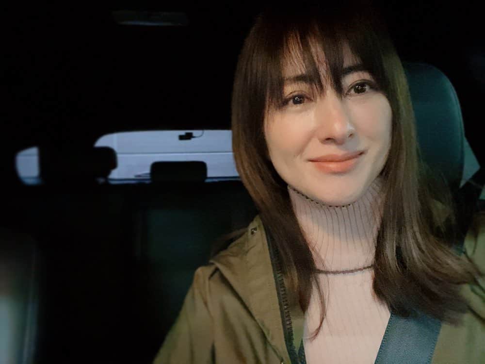 前田ゆかのインスタグラム：「まだ寒いけど気持ちは春 Pinkを取り入れて。  好きなカラーや綺麗な色を着るとテンションも上がるけど波動も上がる気がする〜  #心のエネルギー #日々の暮らしを楽しむ」