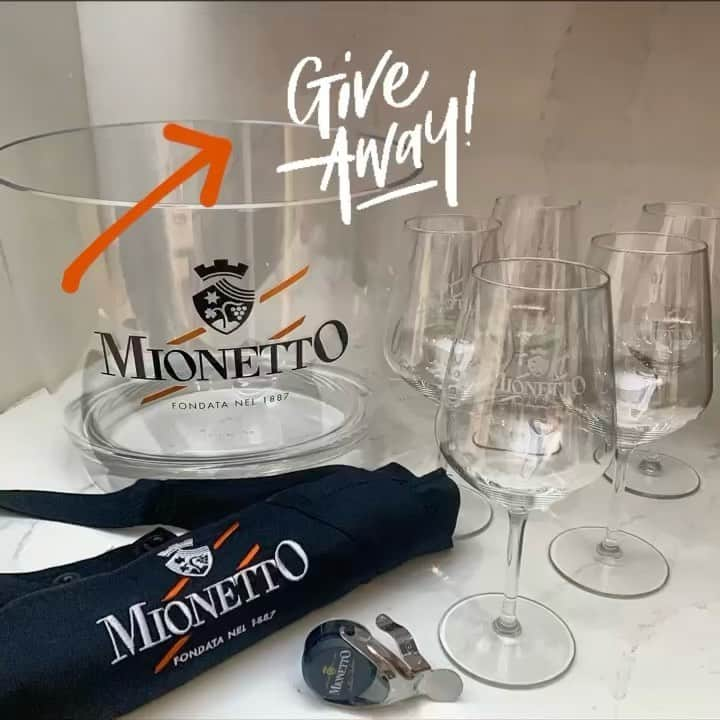 Mionetto Prosecco Sverigeのインスタグラム：「TÄVLINGEN ÄR NU AVSLUTAD 🥂  Vi firar in det nya året med en tävling där du har möjlighet att vinna ditt egna set av proseccoglas, ishink, förkläde och stopper från Mionetto. Ett perfekt kit för att ta vara på festliga stunder i väntan på ljusare tider!  📝 Du deltar i tävlingen genom att följa @mionetto_se, tagga tre vänner du längtar efter att kunna fira med och hashtagga #morethanjustaprosecco i kommentarsfältet!  ✨ Tävlingen avslutas 21 januari kl. 15.00 och därefter kontaktas vinnaren via DM.   ❌ För att delta i tävlingen måste du och vännerna du taggar in vara minst 25 år. Vinsten består av ett kit med Mionetto-tillbehör, ingen dryck ingår.」