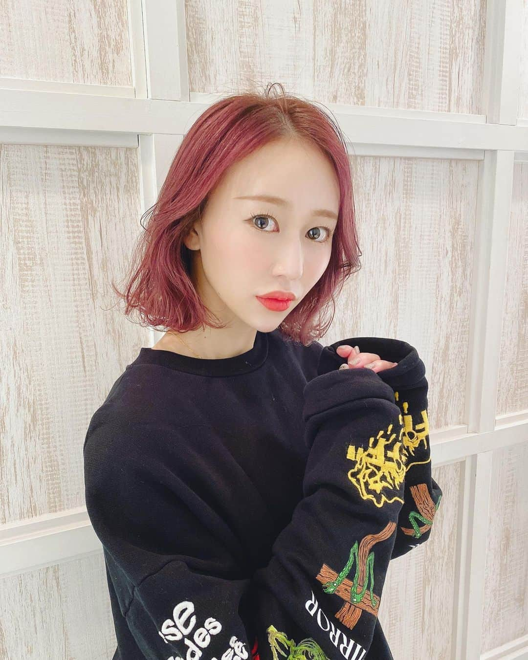 小林香菜さんのインスタグラム写真 - (小林香菜Instagram)「. 美容院行って来たよん💇‍♀️ パープルアッシュ🤭 トリートメントもして貰ってサラサラ〜🧏‍♀️ . #美容院　#risel #佐門　さん　#パープルアッシュ　#hairstyle #haircolor #ootd #offwhite」1月15日 21時50分 - kanaful