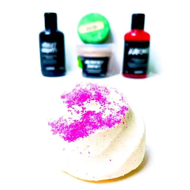 ラッシュのインスタグラム：「Fresh Hair, bathtub treats with zesty cleanses what more could you want? Janurary's Lush Kitchen subscription box is filled with relaxing and grounding ingredients that will kick start the new year ahead. What's your favorite product?  Thanks to @moon.v.iron for creating this amazing video! 👏🏻  #LushKitchen #LushCommunity #LushSubscriptionBox #Lush #BeautySubscription #SubscriptionBox #TreatYourself」