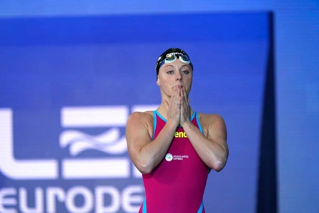 キーラ・トゥサントのインスタグラム：「How I feel about that 200 back final at 18:25 tonight here in Geneva! Are you ready @kikkafede88? 💪🏼😘 #firstracesof2021」
