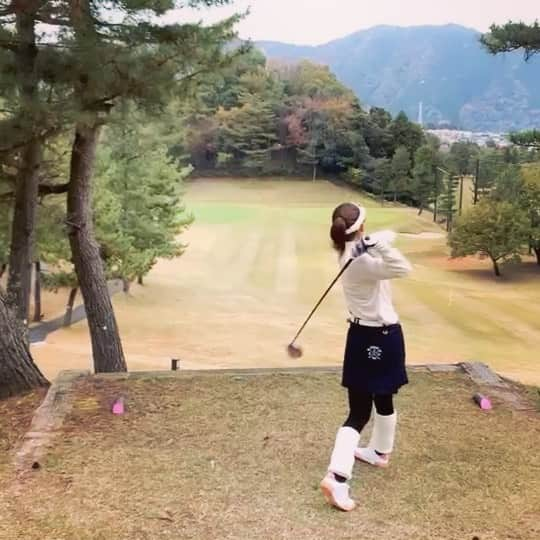 影山祥子のインスタグラム：「今年はゴルフ何回いけるかなー🏌️‍♀️ 流石に寒い中やるのはきついから冬はやらない🙃🙃 あったかくなったらまた行きたいな〜🙈✨ この日のよかったショット🙊 . . . #ゴルフ　#ゴルフ女子 #レフティ　#いいショット　#早くあったかくならないかな　#冬　#苦手　#引きこもり　#golf #golfswing #ゴルフウェア　#pearlygates #adidas」