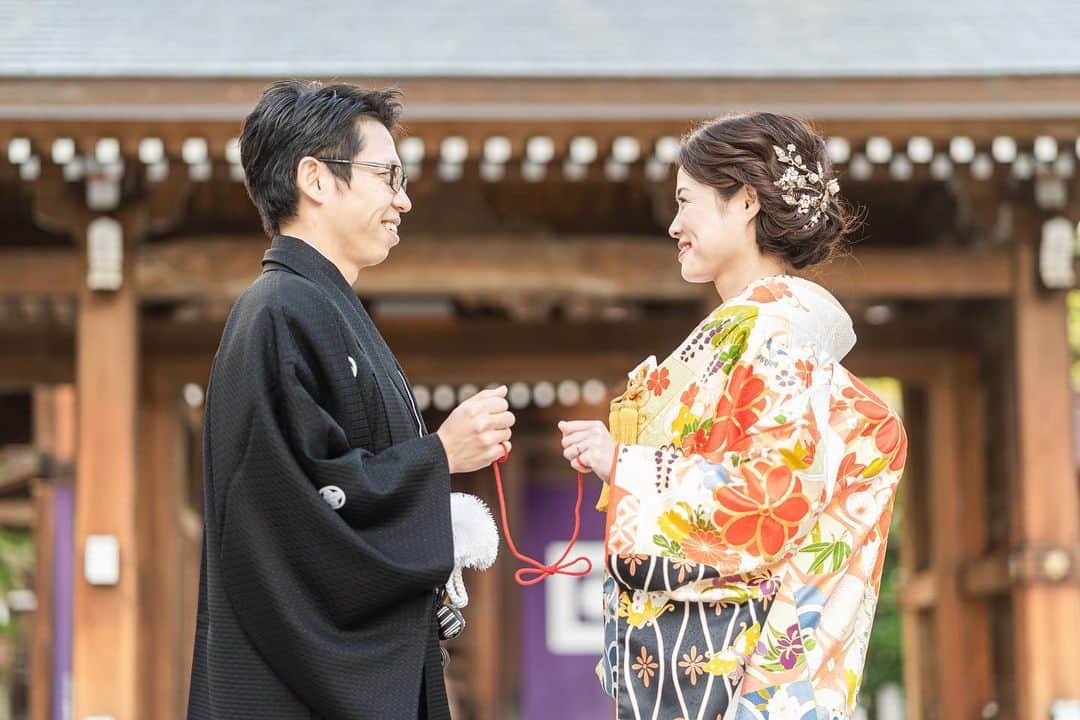 のインスタグラム：「Real Photo Wedding 　　　　　　 　　　　　 お二人がご準備してくださった赤い糸を使った一枚 　 これから 二人で歩んでいくと 改めて誓う記念になれていたらうれしいです🕊 　　　　　　 ------------------------------------------------  　　　　 JUNO天神本店では 火曜日2組様限定で店内フォトプランをご案内しております。 ㅤㅤㅤㅤㅤㅤㅤㅤㅤㅤㅤㅤ 【Photo Wedding  Plan 25万円】 ・ドレス、タキシード2点ずつフリーセレクト ・ヘアメイク2スタイル ・150カットデータ納品  【Photo Wedding  Plan 30万円】 ・ドレス、タキシード1点ずつフリーセレクト ・花嫁和装、紋付袴1点ずつフリーセレクト ・ヘアメイク2スタイル ・150カットデータ納品  お好きな方からお選び頂けます。  プライベート空間で撮影を楽しんでみませんか？ ㅤㅤㅤㅤㅤㅤㅤㅤㅤㅤㅤㅤㅤ  #JUNOの前撮り 　　　　　 ------------------------------------------------ ㅤㅤㅤㅤㅤㅤㅤㅤㅤㅤㅤㅤㅤ 詳細は @juno_tenjin  092-736-3412 までお問い合わせくださいませ。 ㅤㅤㅤㅤㅤㅤㅤㅤㅤㅤㅤㅤㅤ ------------------------------------------------  ㅤㅤㅤㅤㅤㅤㅤㅤㅤㅤㅤㅤㅤ #juno  #junowedding #junodress #realwedding #前撮り #photowedding  #フォトウェディング #weddingdress #ウェディングドレス #colordress  #カラードレス #結婚式 #プレ花嫁 #福岡プレ花嫁 #ドレス迷子 #和婚 #神社婚 #白無垢 #色打掛」