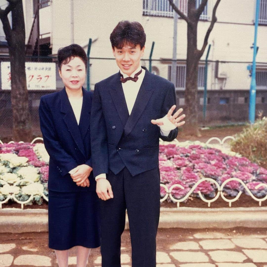 佐藤弘道さんのインスタグラム写真 - (佐藤弘道Instagram)「今日、中京テレビ「ぐっと」で紹介した成人式の時の母とのツーショットです。 32年前ですが、この時は体操のお兄さんになるとは思っていませんでした！ ちなみに左手の包帯は骨折してました(^^)」1月15日 22時03分 - satouhiromichi023