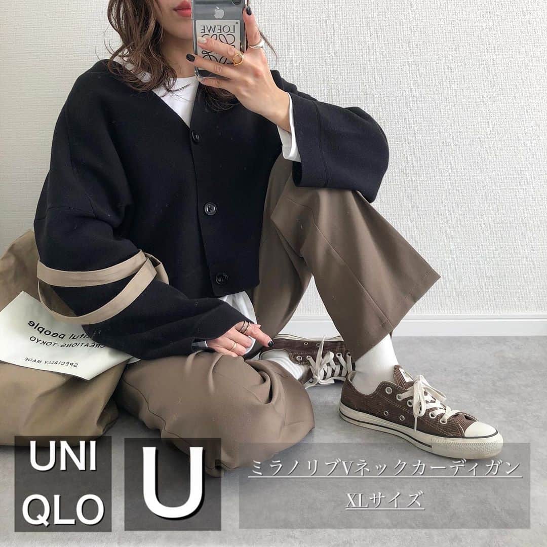 Miyoのインスタグラム：「2021.1.15 ② ・ 今朝postしたUNIQLOU新作の ミラノリブVネックカーディガンのblackを 着てみました🖤 165cm XLサイズ着用です。 えり抜きしてゆるっと着ても ボタンを開けて着ても可愛い🥰 インナーはレイヤードコーデに欠かせない コットンロングシャツテールTです👌🏻 ・ #ミラノリブVネックカーディガン …#UNIQLO#UNIQLOU #コットンロングシャツテールT …#ユニクロ ワイドパンツ… @lavishgate バッグ…#beautifulpeople 靴下…#無印良品#無印 スニーカー…#コンバース ピアス…#ZARA#ザラ リング…#楽天roomに載せてます ・ ・ ・ #ユニクロコーデ#ユニクロ購入品#カーディガン#ザラジョ#ザラコーデ#ザラジョコーデ#スニーカーコーデ#冬コーデ#ママコーデ#ママファッション#ビューティフルピープル#プチプラコーデ#プチプラファッション#シンプルコーデ#カジュアルコーデ#大人カジュアル#大人可愛い#時尚」
