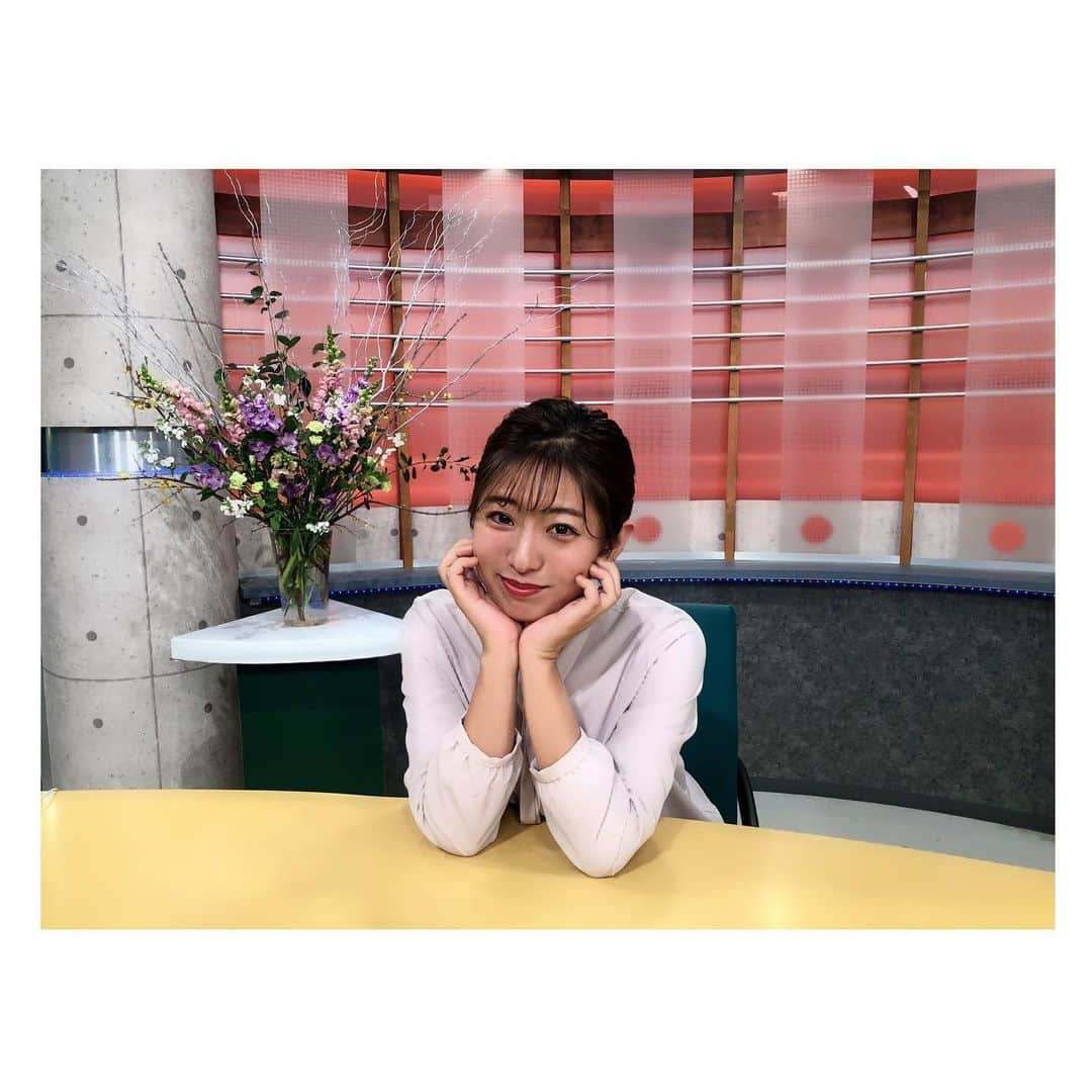 白戸ゆめのさんのインスタグラム写真 - (白戸ゆめのInstagram)「💐 . 西宝町スタジオ🎤 KSBスーパーJチャンネル 今までありがとうございました😭 . いろんな思い出の詰まった社屋 名残惜しさはあるけれど 心機一転、新社屋でも頑張ります💪 . 18日のお引越しまで いろいろとバタバタしてまして お返事すみません💦 ベストな状態で 皆さんにニュースをお届け出来るよう たくさん準備してますのでお許しください🙇‍♀️ . #ksb #西宝町 #旧 #スタジオ #MC #サブ から#メイン へ #スポーツコーナー #マラソン  #はじめての #jチャン #天気 #年末sp #1年目 #2年目 は#画質悪い #テレビを撮影したもので  #お花 #いつも綺麗に生けてくださりました #アナウンサー #テレビ局 #移転 #新番組 #番組 に携わってくださった全ての方#ありがとう #❤️」1月15日 21時56分 - yumeno.s_