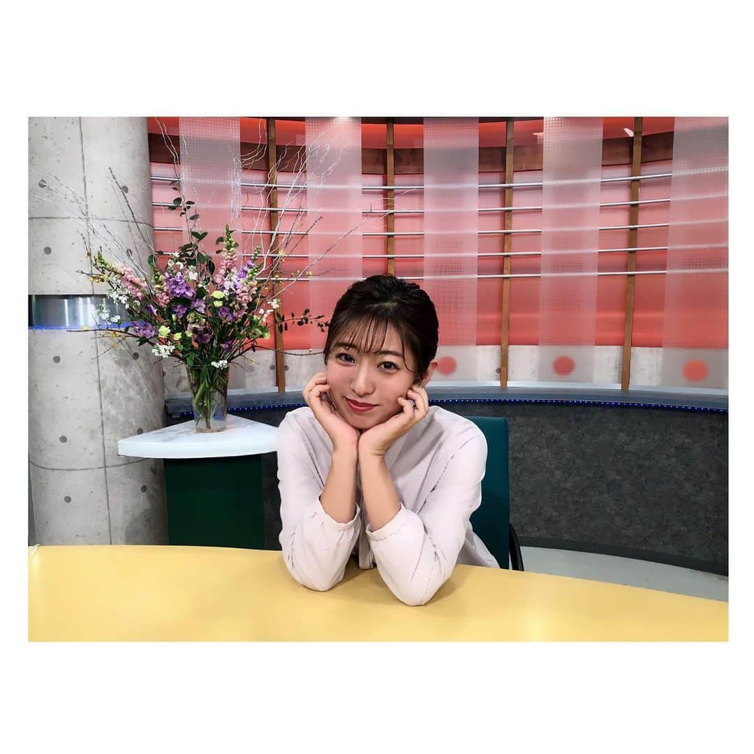 のインスタグラム：「💐 . 西宝町スタジオ🎤 KSBスーパーJチャンネル 今までありがとうございました😭 . いろんな思い出の詰まった社屋 名残惜しさはあるけれど 心機一転、新社屋でも頑張ります💪 . 18日のお引越しまで いろいろとバタバタしてまして お返事すみません💦 ベストな状態で 皆さんにニュースをお届け出来るよう たくさん準備してますのでお許しください🙇‍♀️ . #ksb #西宝町 #旧 #スタジオ #MC #サブ から#メイン へ #スポーツコーナー #マラソン  #はじめての #jチャン #天気 #年末sp #1年目 #2年目 は#画質悪い #テレビを撮影したもので  #お花 #いつも綺麗に生けてくださりました #アナウンサー #テレビ局 #移転 #新番組 #番組 に携わってくださった全ての方#ありがとう #❤️」