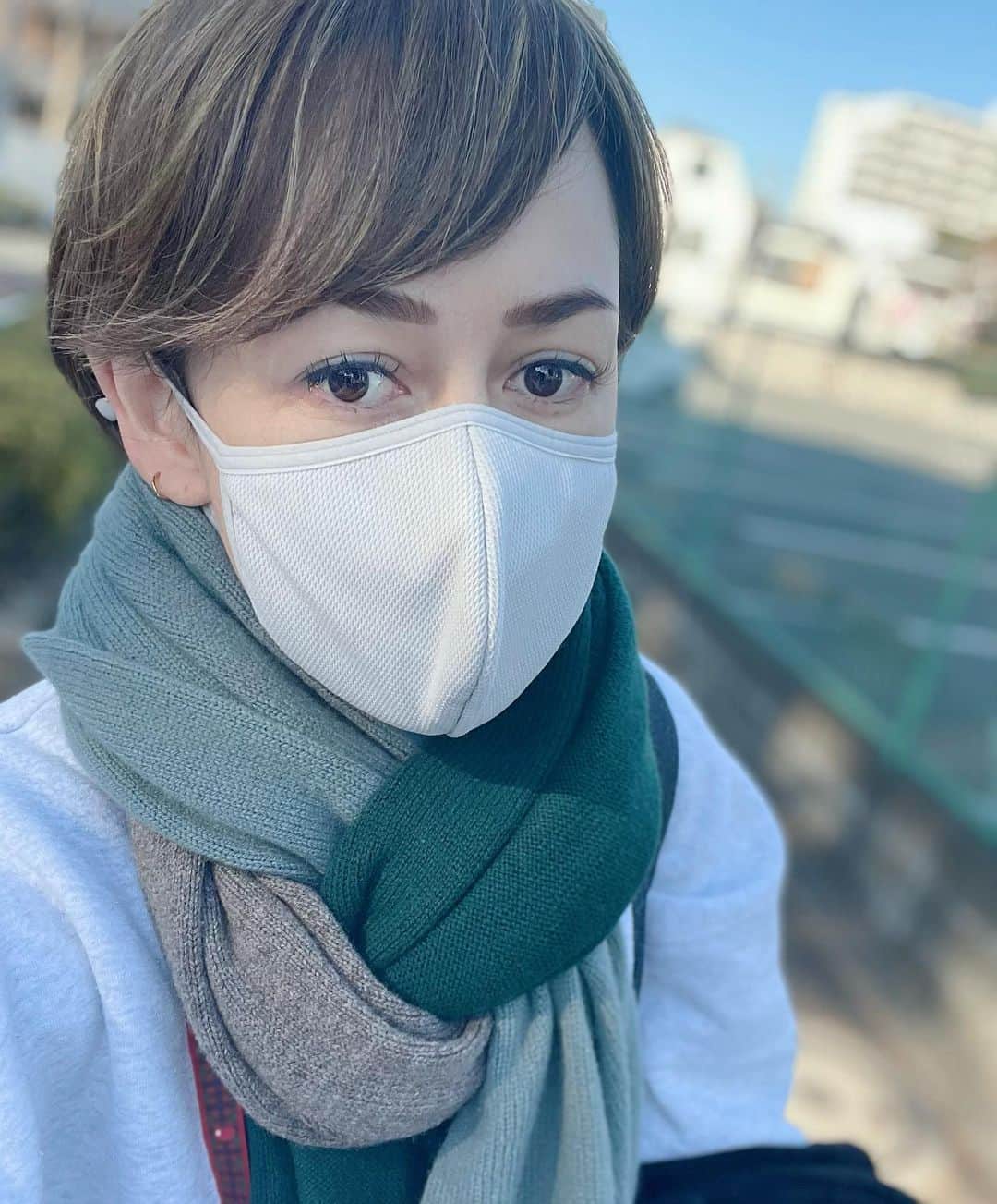 トムセン陽子さんのインスタグラム写真 - (トムセン陽子Instagram)「今日からパーソナルトレーニングを始めることにしました。今日がその初回でした。  いままでパーソナルトレーニングというものをある一定期間本気で受けたのは、結婚式に向けて体を絞った時のみ。  あれから5年。  特に昨年はコロナで家にいることが多くなり、身体を動かすことも億劫に。  自分の身体の変化をまざまざと感じさせられました。  例えば・・・ ・朝が（もともと苦手だったけど）ますます起きられない ・すぐ眠くなる ・常にダルい  そして、何よりも、辛かったこと。 それは、 ・身体のラインが変わったことで、着たい服が着れなくなった ↑ これが何より辛かった。  いつもより時間がある中で、今やらなくていつやるんだ？  そんなわけで一念発起しました。  ずっと気になっていた本格的なマンツーマントレーニング、スタートです。 食事もコントロールしていきます。  そして本日、とんでもない数値が叩き出されました。 自分に喝を入れるために、敢えて、ここで全てさらけ出します。  体重→58.9kg 体脂肪率→26.8%  今日トレーナーの方と目標を設定しました。 目標は「腹筋割れ&くびれ」 目標の体脂肪率→20%  もちろん食事もコントロールしますが、 無理しすぎず長く続けるために 少しずつ始めます。  必ずやることは  ・ビールさよなら ・麺類さよなら ・パンさよなら ・夜の白米さよなら←これは前から ・必ず「ベジファースト」（サラダを先に食べること）  2021年の挑戦。 自分らしく、頑張ってみます。  #挑戦 #パーソナルトレーニング #食事管理 #本気 #がんばります」1月15日 21時56分 - yokothomsen
