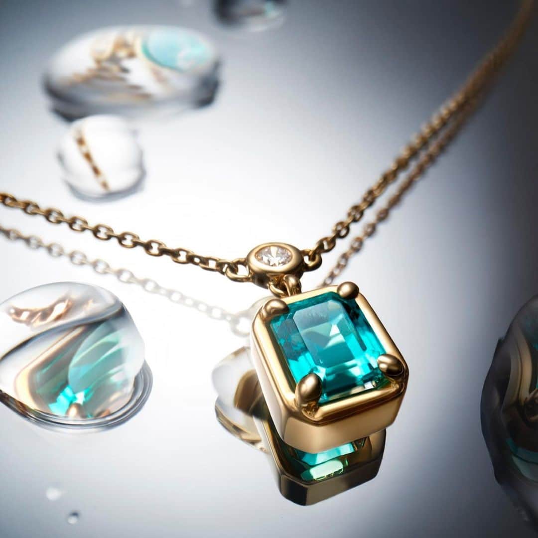 稲木ジョージのインスタグラム：「@milamorejewelry birthstone emerald necklace shot by @daikiuedaphoto 📸 Thank you for capturing our jewelry! It almost looks fake because it’s so beautiful 😍✨ ニューヨークでスチルライフフォトグラフィの経験を積んだ、若き期待のクリエーター上田大輝くんと作品撮りした✨美しいすぎて、もはや合成にみえるこの写真は、紛れもなく彼のレンズを通して撮り下ろした作品。ミラモアは、若くて才能のあるクリエイターとどんどん一緒に成長できるようなプラットフォームになれればなと🙃 作品に自信がある人、ジャンルはともあれぜひご連絡を！ 一緒に作品を作りましょう😘ただし前もっていうが、なかなか好みがはっきりしているのでハードル高し🥵😅🤣」