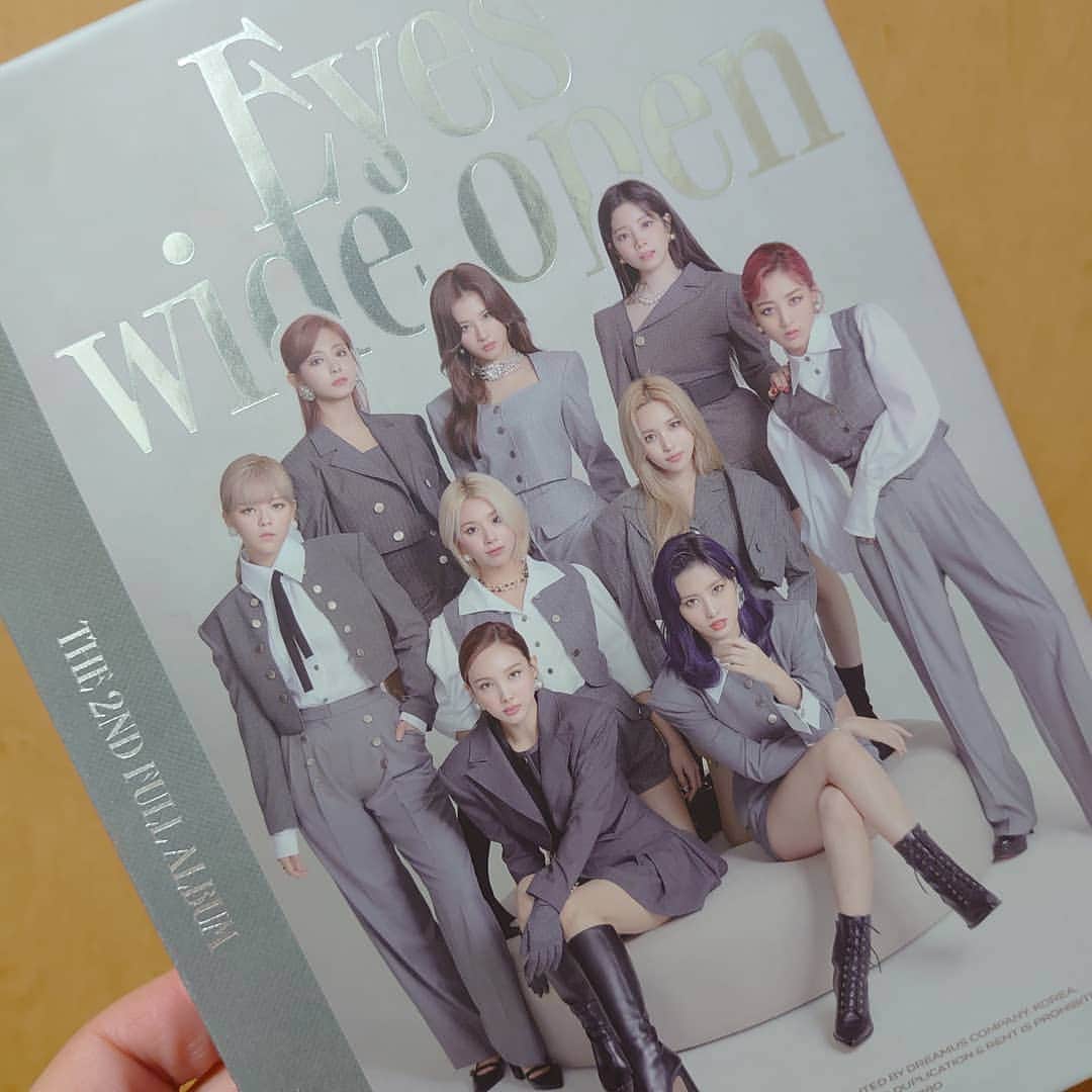 あしべのインスタグラム：「マリンロケットのYouTube見て Twiceの曲　が良すぎて買いましたのくだり！  CD一枚なのにデカすぎるわ！ 重すぎるわ〜  あしべもハマったTwiceの曲ならびにダンスを 横浜マリンロケットのYouTubeで見てみてください✨  あしべは、ダンスが出来ません（笑）  #横浜 #マリンロケット #Twice #あしべ #ものまね」