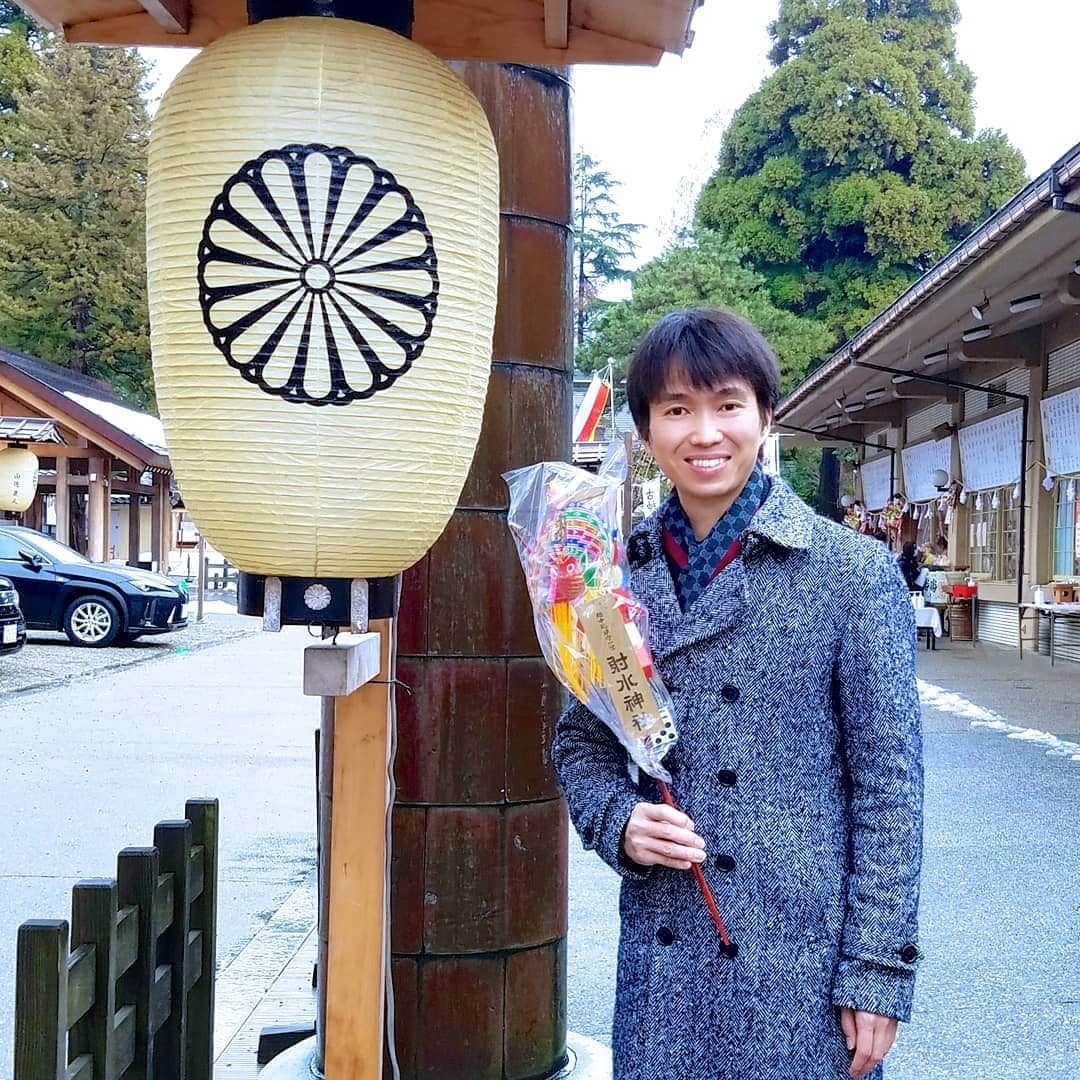 古村勇人さんのインスタグラム写真 - (古村勇人Instagram)「ふるさと富山への一年ぶりの帰省では、射水神社へ厄払いに行ってきました。射水神社は、加賀藩二代当主・前田利長が築いた高岡城跡の高岡古城公園の中にあります。﻿ ﻿ 僕にとって高岡古城公園は、日本最大級の野外音楽劇『越中万葉夢幻譚』を上演していた思い出の場所。興味のある方は、プロフィール画面のURLよりWEBマガジン「をかしのカンヅメ」をご覧下さいね。﻿ ﻿ 厳かなお祓いの後には、宮司さんより「役者さんは厄を役に変えて下さい」とのお言葉を頂きました。役者は役がなくなるので厄払いはしない方がいいなどと言われることもありますが、役者の語源は神事の奉仕役だったとのこと。﻿ ﻿ 藤田まことさんの『必殺仕事人』、西田敏行さんの『釣りバカ日誌』、役所広司さんの『失楽園』、そして、福山雅治さんの『龍馬伝』。厄年に当たり役を出す方も多いので、コロナ禍でも自分のできることには最大限に挑戦して、大厄を大役に変えれる一年を目指して頑張ります！﻿ ﻿ #古村勇人 #ふるさと #富山 #帰省 #射水神社 #厄払い #厄除け #加賀藩 #前田利長 #高岡城 #高岡古城公園 #高岡 #古城公園 #日本最大 #野外劇 #音楽 #越中万葉夢幻譚 #大伴家持 #思い出 #WEBマガジン #をかしな編集部 #役者 #藤田まこと #必殺仕事人 #西田敏行 #釣りバカ日誌 #役所広司 #失楽園 #福山雅治 #龍馬伝」1月15日 22時00分 - hayato.furumura