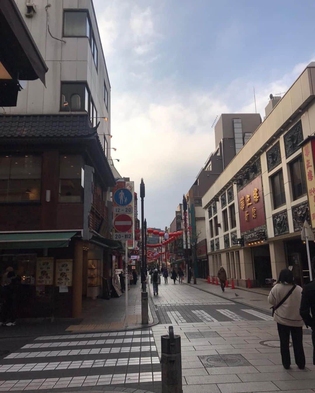 キャシー中島さんのインスタグラム写真 - (キャシー中島Instagram)「* 今日は#横浜中華街 で取材です。 久しぶりに来た中華街は 信じられないくらい人が少ないです。 ほとんど人が歩いていません。  そうですよね、緊急宣言が出てるのだから。 当たり前のことなのですが、久しぶりに表に出てこの状況に愕然とします。 大丈夫ですよ、ちゃんとマスクはしています😷 でも写真を撮りたいのでマスクを外してパチリ！ すぐマスクをしました。  家に帰ってきて#勝野パパ と2人で食事です。 斉藤先生からいただいたおいしい珍味を肴に、 熱燗を2人でちびちびやってます。」1月15日 22時00分 - official_kathynakajima