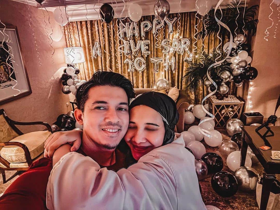 のインスタグラム：「MasyaAllah Happy 10th Anniversary 😘 InsyaAllah sampai surga sama2 ya syg」