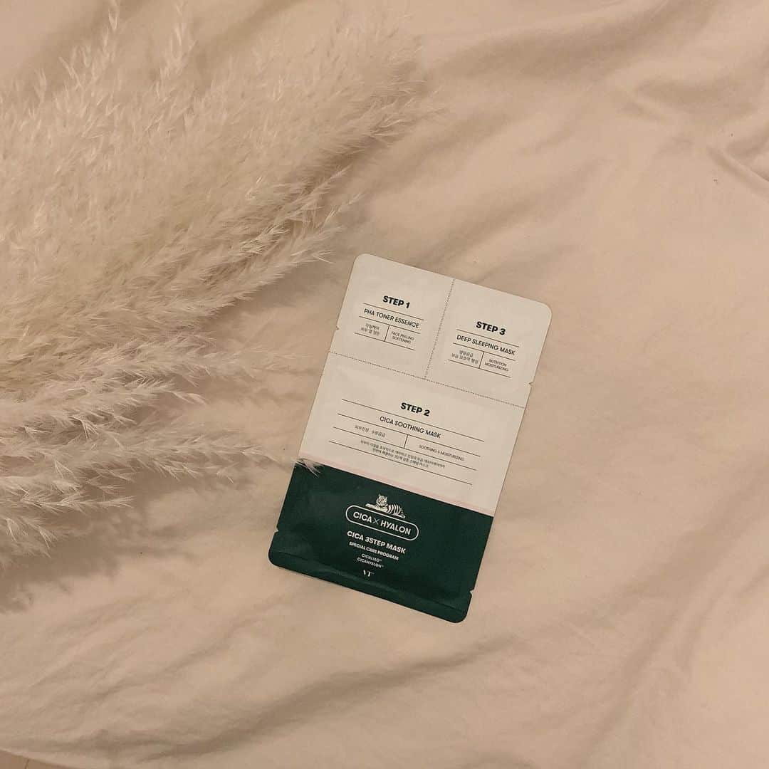 涼川菜月さんのインスタグラム写真 - (涼川菜月Instagram)「🐅﻿ ﻿ ﻿ ﻿ ﻿ CICA 3STEP MASK﻿ ﻿ ﻿ ﻿ これめっちゃ良かった😭﻿ ﻿ 完全にパケ買いだったんだけど﻿ ﻿ ﻿ すごく保湿された🐮💭﻿ ﻿ ﻿ 3STEPの贅沢感がものすごい(笑)﻿ ﻿ ﻿ パック自体もぬるぬる系の液で﻿ タイプだった🍃﻿ ﻿ ﻿ 毎日使えるデイリースージングマスクも﻿ 買ってみようと思う🤍﻿ ﻿ ﻿ ﻿ ﻿ #vtcosmetic #韓国コスメ #韓国パック #パック #フェイスパック」1月15日 22時03分 - nachia_p