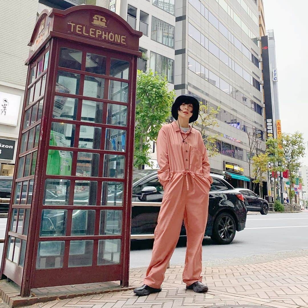のインスタグラム：「セールでゲットした、絶妙サイズ感の、くすみピンクつなぎ🌷🐷 帽子変えるだけでも印象変わるから、これからの着回しもたのしみ🔥 . つなぎ：#CHIGNON(#chelseatokyo ) インナー：#cherietokyo スニーカー：#jouetie 帽子：#NEWERA ダウン：#FIRSTDOWN . . #ootd #つなぎコーデ #つなぎ #ピンクコーデ #くすみピンク #オールインワン #ボーイッシュコーデ #メンズライク #ボーイッシュ #メンズライクコーデ」