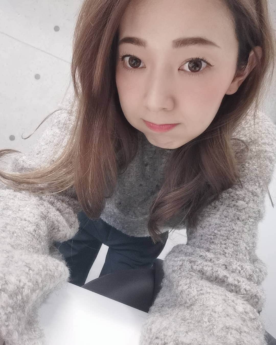 杉山由紀子のインスタグラム：「今日の撮影は いろんなお洋服が着れる 毎月たのしみにしている撮影♫ * 今回もほんとにスタイリストさんのセンスがやばい❤❤❤ * 皆さんお楽しみに♫♫♫ * * #撮影 #モデル#model #shooting #アパレル #洋服 #冬服 #フワモコ #パンツスタイル  #コーディネート」