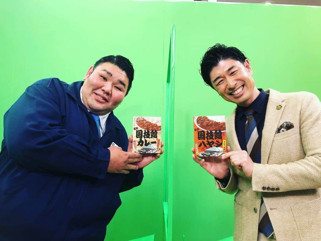 高橋大輔さんのインスタグラム写真 - (高橋大輔Instagram)「本日  ABEMA大相撲ライブ  初場所 6日目の実況でした！  解説はABEMA初登場！  元幕内・天鎧鵬の音羽山親方^ ^  本番前〜中まで数名の親方が様子を見にスタジオまでいらっしゃいました（笑）  愛されていますね〜  最後はまさかの手品まで！（笑）  その表情同様、優しさ溢れる解説をしていただきました！  土俵上は大栄翔関、強し！！  中盤戦はどうなるのでしょうか？！  今日はハヤシの方を持ってみました。  #大相撲 #ABEMA #初場所 #相撲  #アベマ #AbemaTV #アベマTV #髙橋大輔 #高橋大輔 #実況 #1月場所」1月15日 22時12分 - daisuke_72