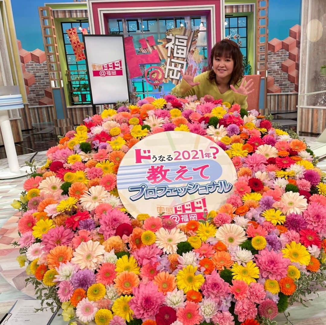 中澤裕子のインスタグラム：「🌸🌸  綺麗な生花達。 また大変な時だからこそ 鮮やかな 可愛いお花達に癒されました。 番組スタッフさんからの がんばろうyellを感じました。  #nhk福岡 #実感ドドドアット福岡  #生放送 #明日の朝は再放送あります」