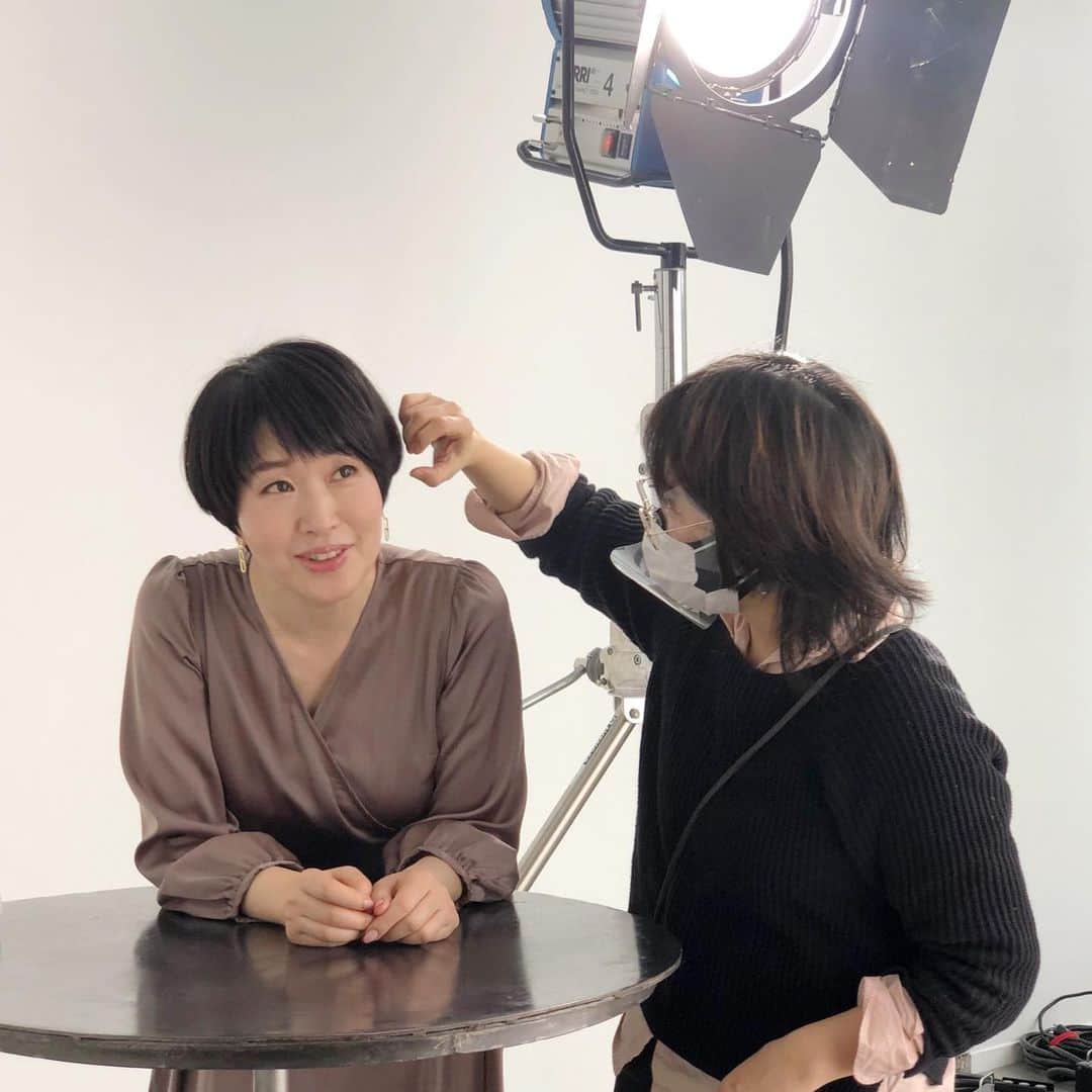 小林ひろ美のインスタグラム：「笑いすぎてひと休憩… ヘアメイクの広瀬さんは、お直しの時にもマスク2枚重ね＋フェイスシールドで対応してくれるのでとても安心して撮影ができます。 #広瀬あつこさん #いつもありがとうございます #撮影 #LEE4月号」