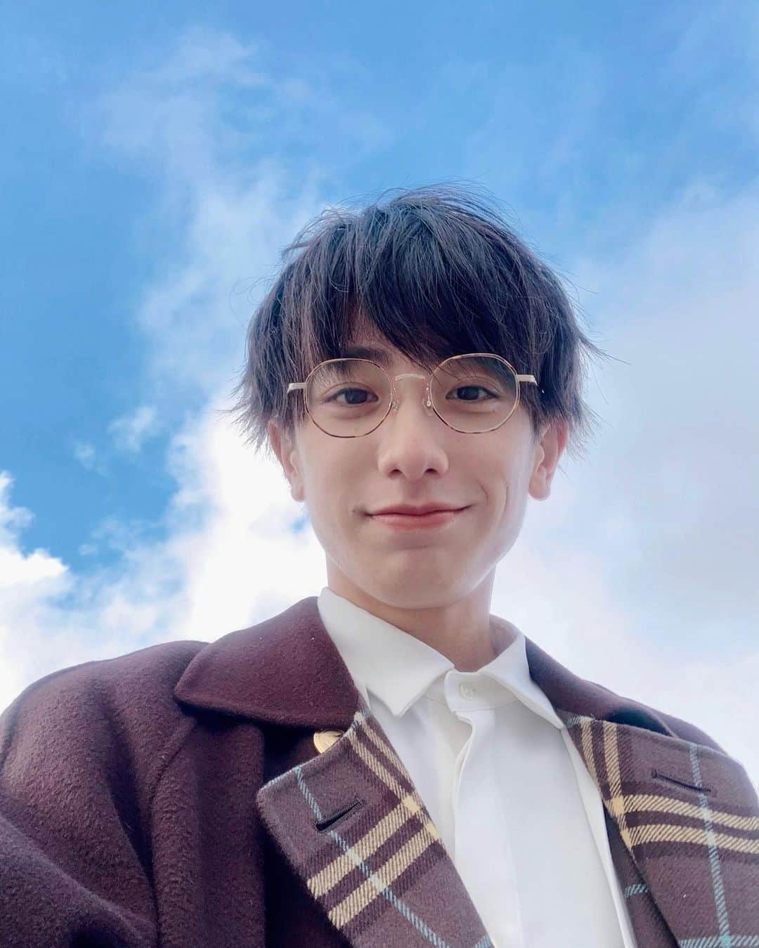 小西詠斗のインスタグラム：「お空　メガネ！  写真撮る時だけマスク外してます🧚」