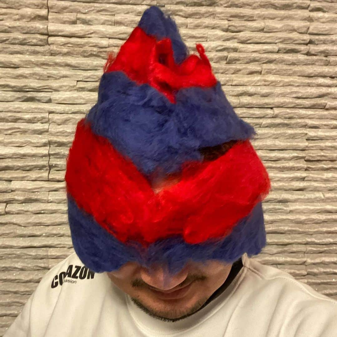 植田朝日のインスタグラム：「🔵🔴🧖‍♂️﻿ ﻿ サウナ好きがピークに達し、自分でユザワヤに行き羊毛を購入。そして、青赤サウナハットを手作りしたものの・・・穴だらけ。。。スタートに戻る。↩️﻿ ﻿ あ〜、良いの作りたい！w﻿ ﻿ #サウナ #サウナー #サウナ好き #朝日のサ活 #サウナハット #tokyo12」