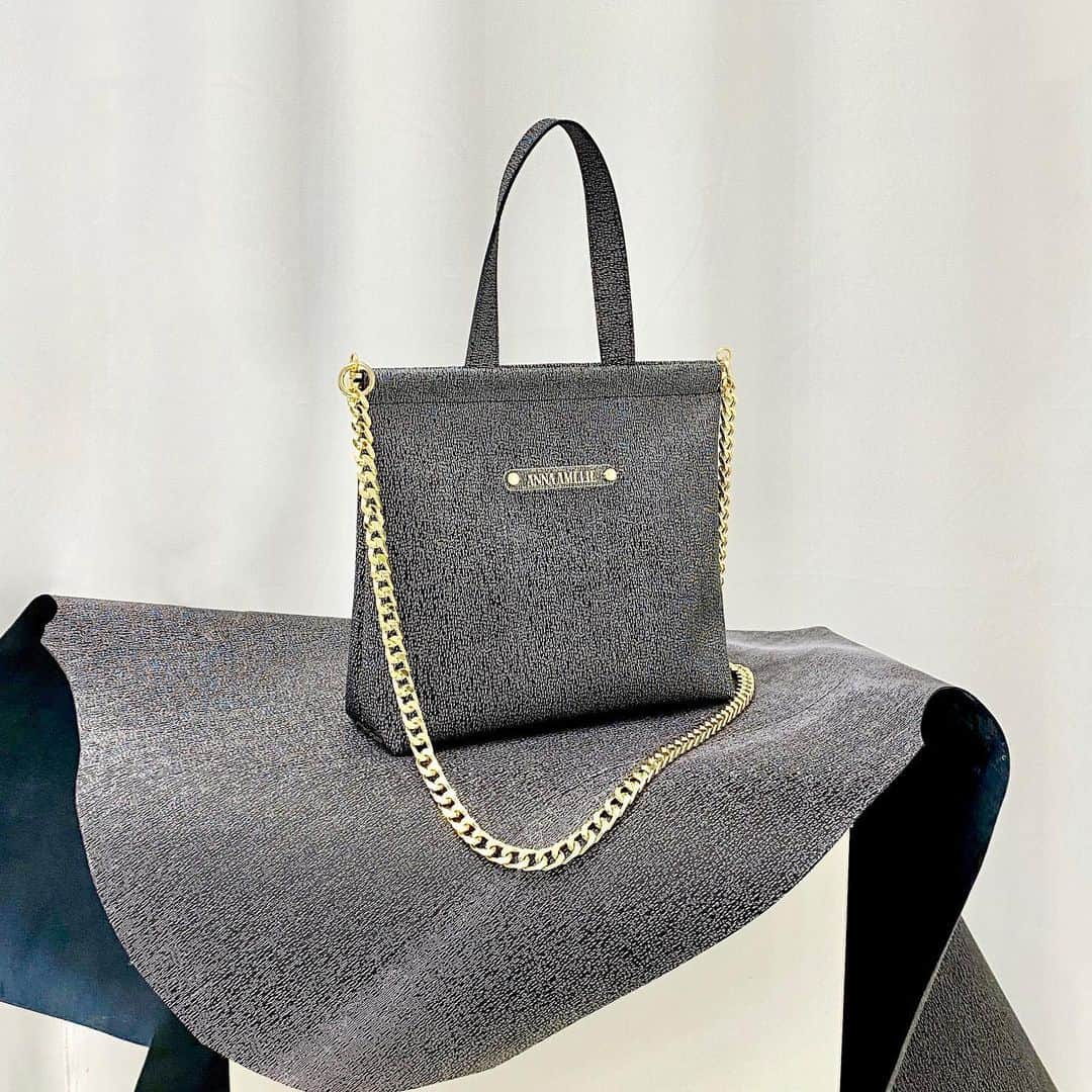 A N N A A M È L I Eのインスタグラム：「Fogadjátok szeretettel legújabb FLORENCE névre keresztelt táskánkat! - elérhető online illetve a @margot_budapest -ben! #florencebag #newmodel #leatherbag」