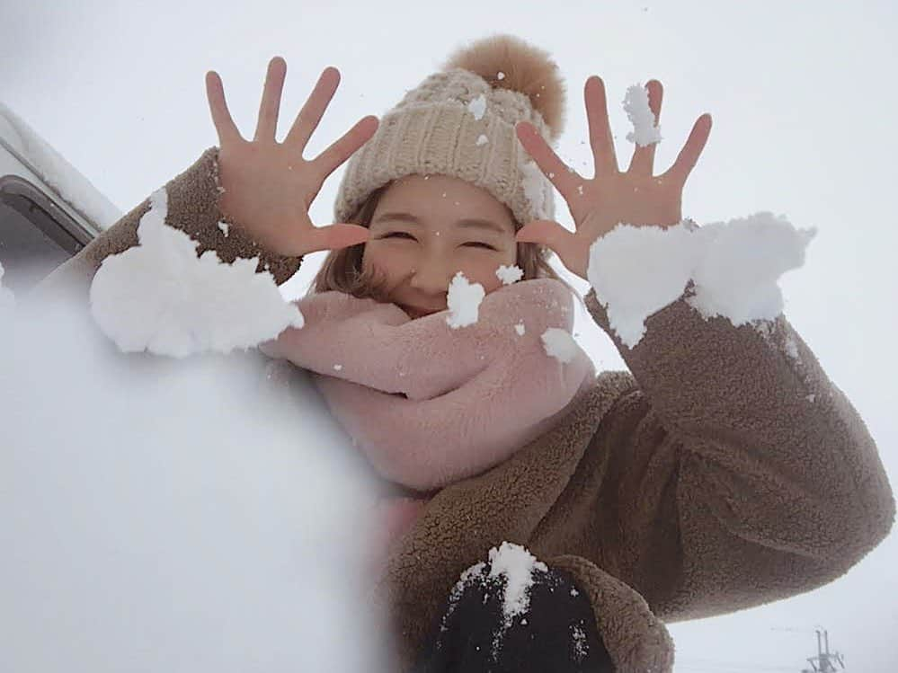 MIYUのインスタグラム：「ストーリーズにもあげたけど…﻿ 冬らしい1枚なので投稿しちゃおう❄️✨﻿ ﻿ ﻿ ﻿ 手が冷たそうですね、このわたし。🐼﻿ ﻿ ﻿ ﻿ ⋆٭⋆⚾︎- - - - - - - - - - - - - - - - -⚾︎⋆٭⋆﻿ ﻿ ﻿ ﻿ ﻿ 明日はツーショットトークです☺️✨﻿ ご参加させれる皆様、﻿ よろしくお願いします♩﻿ ﻿ ﻿ そしてライブまで﻿ あと……8日🌼﻿ ドキドキと楽しみで胸がいっぱいです。。♩﻿ ﻿ ﻿ 体調には充分気をつけて﻿ 過ごしてくださいね♡﻿ ﻿ ﻿ ﻿ #オリックス #Bs2020 #BsGirls #オリ姫﻿ #野球 #プロ野球 #オリックスバファローズ #超革新系﻿ #野球女子　#野球好き　#京セラドーム大阪　﻿ #冬 #雪 #snow #winter #冬コーデ #ニット帽﻿ #좋아요　#오오티디　#패션　#여행　#가족여행﻿ #baseball #ORIX #Buffaloes #BINNOVATION﻿ #MIYU #miyu_337  #🐼」