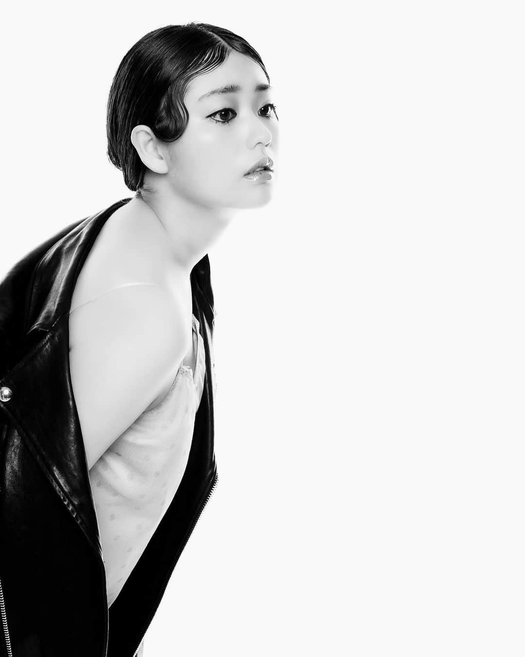 のインスタグラム：「📸🖤 @surfyama   💄🖤 @kyoko.owada   #shoot #shooting #photo #photoshoot #photographer #photosession #movie #camera #japaneseactress #actress #black #shootingphoto #レトロガール #モノクロ」