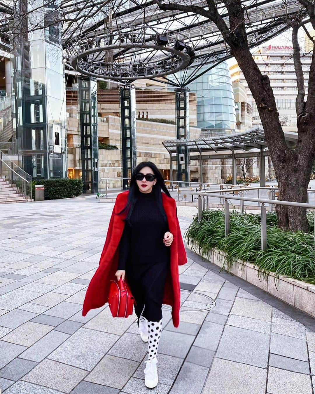 Syahriniさんのインスタグラム写真 - (SyahriniInstagram)「• But  First ... Cross The Street !  ________________ 𝓢𝓨𝓡 _______________  #PrincesSyarini #Tokyo_January2021 #Japan」1月15日 22時16分 - princessyahrini