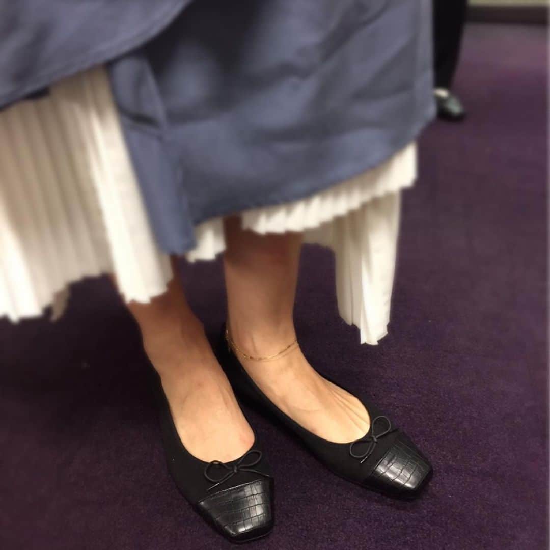 中川聴乃さんのインスタグラム写真 - (中川聴乃Instagram)「足を入れてみた感じがこちらです！！足が綺麗に見えるラインで作られています😊  指にかかると可愛いけど疲れやすい！逆に足の甲にかかりすぎるとダサくなってしまいます。 その微妙なラインを何度も調整しながら完成しました✨  メーカーさんのお力添えがあり、本当に良いものが出来ています🥿💛  #jb_akino_makuake #makuake #jbakino #大きいサイズの靴 #自分自身を好きになる靴 #高身長女子」1月15日 22時16分 - nakagawaakino24