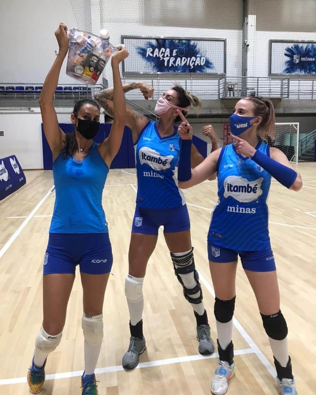 シェイラ・カストロのインスタグラム：「Ontem no alongamento eu avisei que eu ia ganhar o mancheto, teve gente que duvidou né? Hahaha! Primeiro mancheto do ano, desde setembro (em Barueri que tb ganhei) sem jogar e ganhamos!!! @carolgattaz  e @leinha_nicolosi podem chorar pq somos melhores né @kasiely__ e @daherthaisa? E a @leinha_nicolosi ainda rastejou na última bola, se ralou inteira e a bola não passou!!! Sorry veinha do meu coração! @camila_mesquitaa vc achou que ia ganhar mas não foi dessa vez! 😘 Ps: estou levantando o troféu @itambe! E obrigada @mtcvolei por sempre estar de portas abertas para mim! Beijo para vcs meninas! Continuem arrebentando! #mancheto #campeã #sempre #nadahumilde🤷🏻‍♀️」