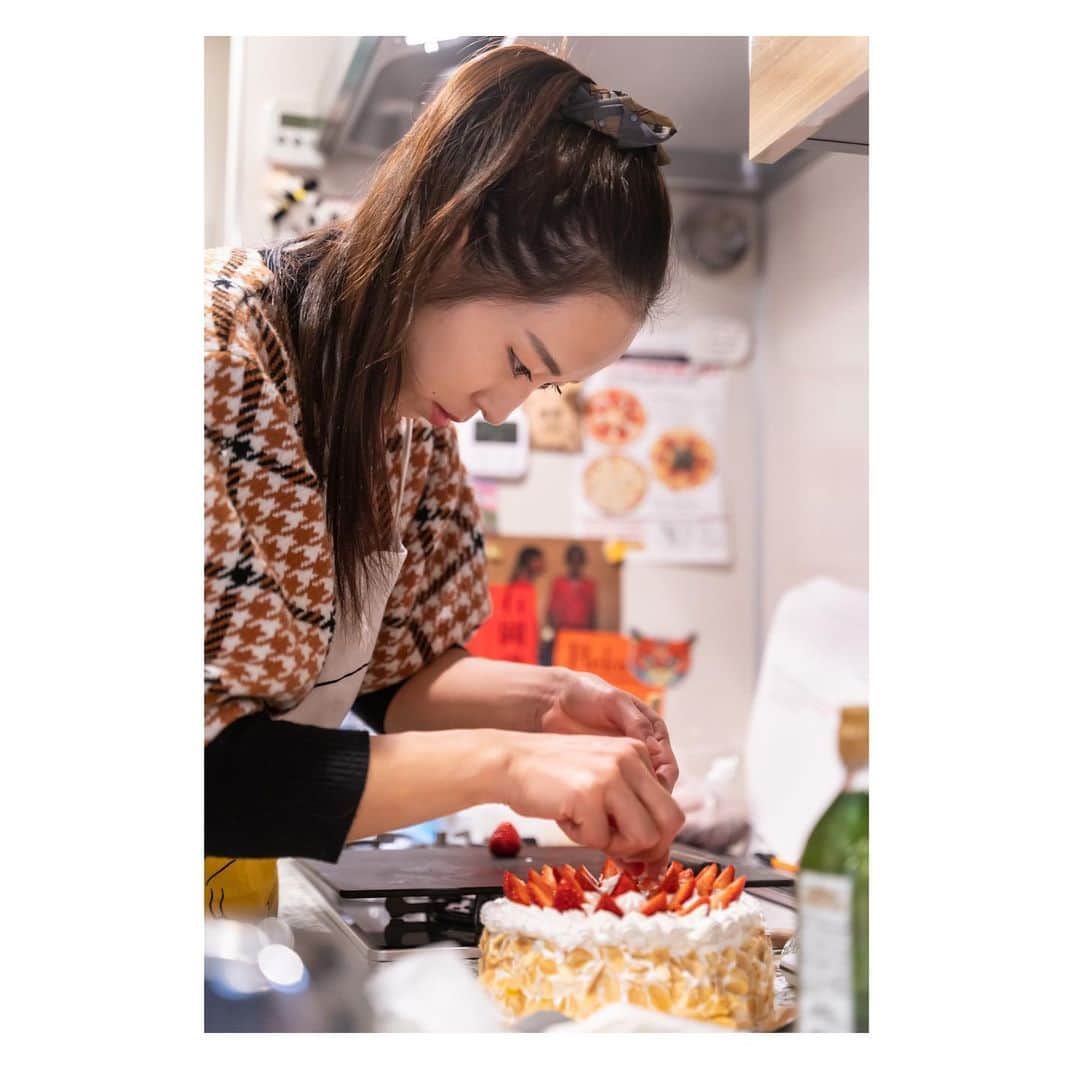 のインスタグラム：「今年初のお料理教室🫖🎵* * * 今回のメニューは••• 🐖豚肉のサルターレ Miso トリュフの香り 🎂ベリー&ナッツのショートケーキ * * こんなに美味しいショートケーキがグルテンフリー&カゼインフリーなんて素敵過ぎる🥺❤️いつどれだけ食べでも罪悪感0だし、だるくも眠くもならない✌︎✌︎* * 第1回目からシフォンケーキに挑戦し、4回目の今回で遂にショートケーキまで到達🍰* * 焼き料理も、牛・豚・鳥・魚を制覇し、少しずつ基礎が身についてきてます🐟お料理も、基礎が大切なんだそうですって〜🤔🍽トレーニングと一緒か！* * さて来月はなにかなぁ〜🍓*  ——————————— Thank you for.. 🍽 @sakurayama_saryo  👨🏻‍🍳 @naoya_tateishi  👩‍⚕️ @dr.mariko_saito  🦹🏻‍♀️ @yoshieariyoshi  ——————————— #分子栄養学  #お料理教室  #グルテンフリー ＃カゼインフリー #有吉与志恵 #コンディショニングトレーナー #NCA #ナチュラルマッスル #分子栄養学レストラン #桜山茶寮 #齋藤真理子 #立石シェフ #山本メディカルセンター  ———————————」