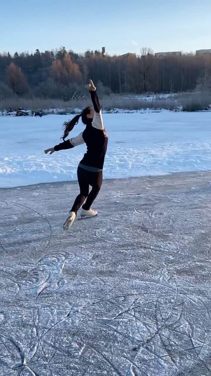 カミラ・ヤシェムのインスタグラム：「Lufter sjelen ⛸   🎥 @sondreboe  @theweeknd #dieforyou   #skating #outdoors #lake #østersjøvannet #oslo #norway #skater #dance #soulfood #figureskating」