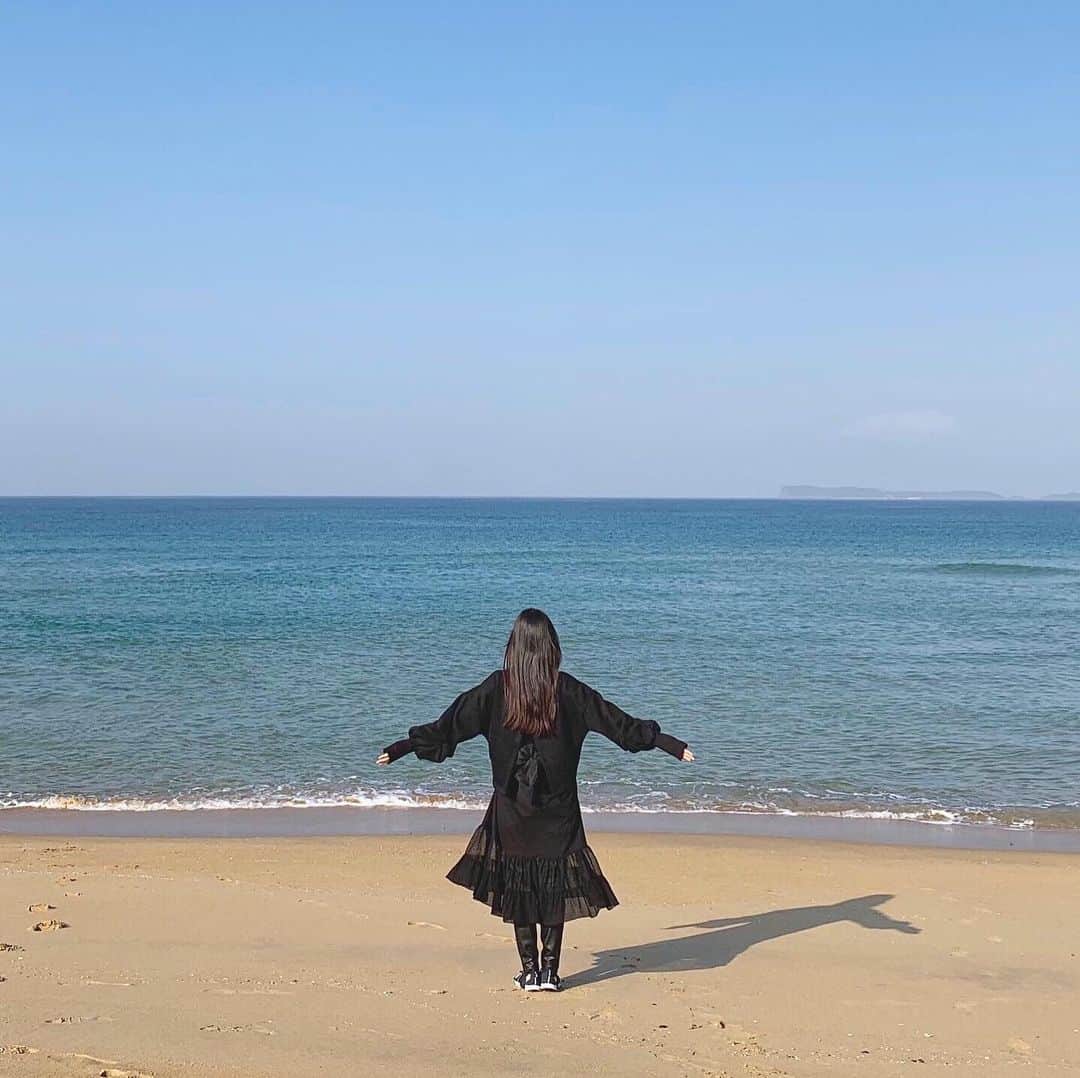 尾上美月さんのインスタグラム写真 - (尾上美月Instagram)「小さい頃から海が大好きです🏖❤︎ （好きだけど泳げない☹️） 海ってなんでこんなに落ち着くんだろ〜🙃🙂🥰」1月15日 22時30分 - omizuki_0522