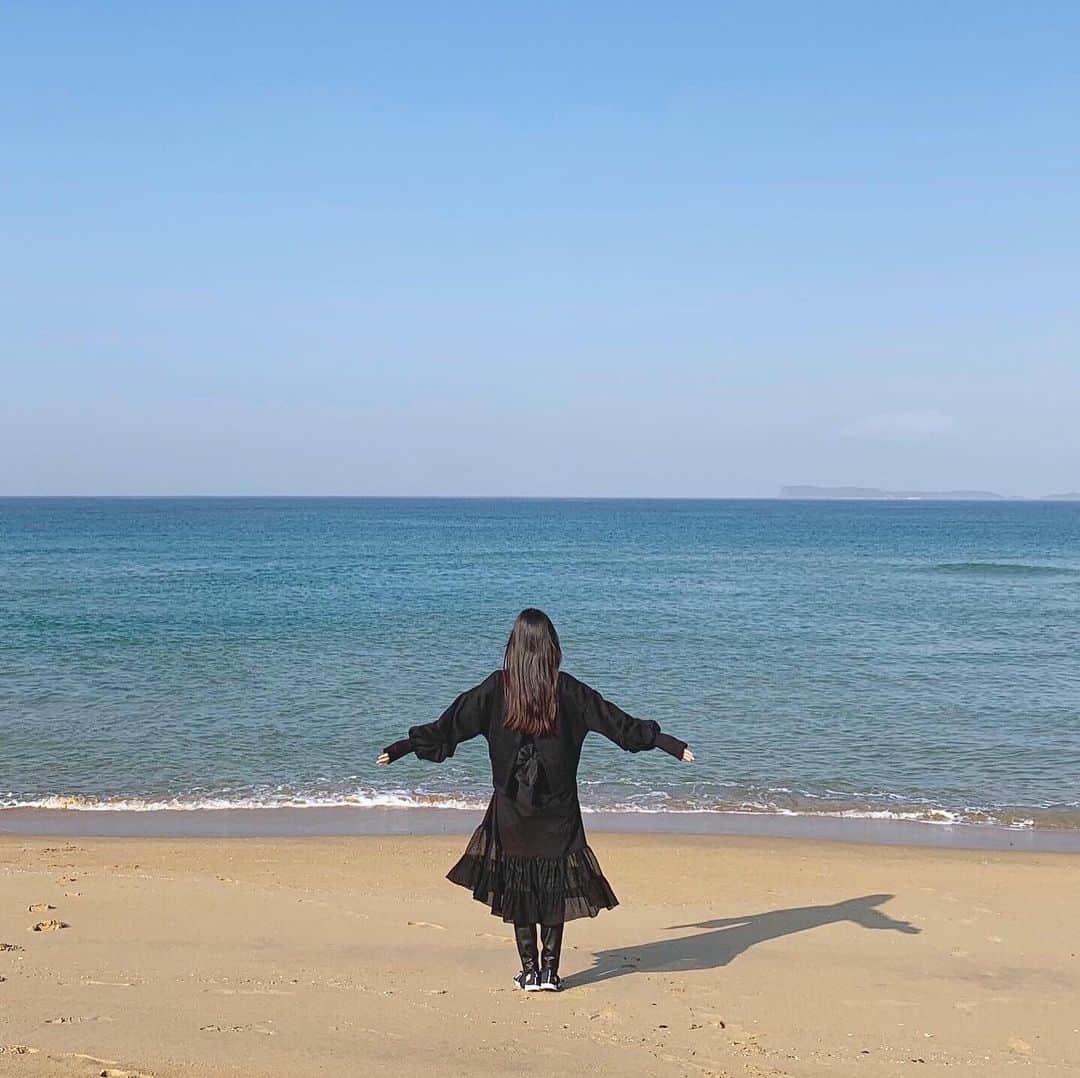 尾上美月のインスタグラム：「小さい頃から海が大好きです🏖❤︎ （好きだけど泳げない☹️） 海ってなんでこんなに落ち着くんだろ〜🙃🙂🥰」