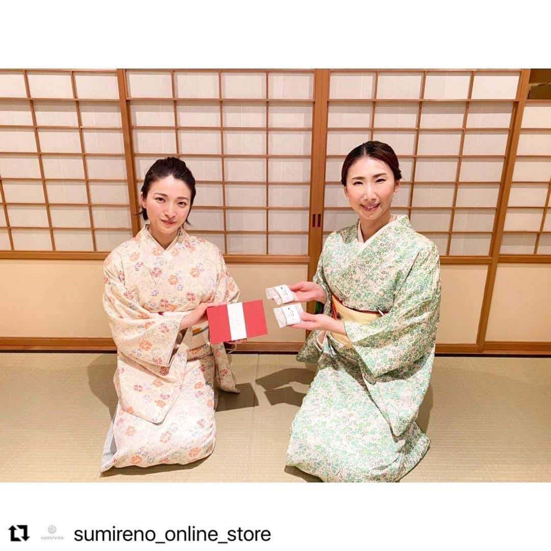 野々すみ花さんのインスタグラム写真 - (野々すみ花Instagram)「【ひととき店長を務めさせていただきます】  《水光庵 x sumireno.ポップアップストア》 とき：　１月１６日 土曜日 ところ：エストネーション 六本木ヒルズ店  明日、春風弥里と野々すみ花がポップアップストア店先に、 ひとときお顔を出させていただく予定です。  こんな状況ですので、大きな声で来てくださいとは決して言えません。 今日のお知らせは熟慮のもとにさせていただきました。  すべてが手作りの『志乃のめ』。 手間をかけるのは作り手の「ぬくもり」が込められているから。 茶道のお菓子の役割は、絆や繋がりを結ぶという意味が込められています。  『志乃のめ』に宿るこの想いを、 つくる・つむぐ・つなぐという使命を担う店長として、 この機会にお客様おひとりおひとりへ直接お届けしたい。  茶道では人との距離の近さが心の近さと言われています。 しかし、この状況下、それはとても難しいことです。  限られた中で何ができるか。 茶道には、楽しむ方と楽しませる方が互いにもてなし合うという、 千利休の「一座建立(いちざこんりゅう)」の考えがあります。 この考え方をいまの状況に写してみたときに、 わきまえ合いながらも、お客様と心通わす場ができるのではないかと思いました。  このお菓子を通して皆様に「ぬくもり」が届きますように。 日本人が持ち合わせた「心」が、笑顔へと繋いでくれますように。  このお知らせとともに、わたしたちの想いが伝わればという意味でお知らせしました。 もしもタイミングがあえば、ひとときお目にかかれたらと思います。  【ただし以下の点はご留意ください。】 ・お買い物中のみのご滞在をお願いします。 ・お客様との記念撮影はご遠慮させて頂きます。 ・入待ち・出待ちはご遠慮願います。 ・お昼過ぎに参る予定です。 春風と野々が滞在していない時間帯もございます。 ・わたしたちも衛生管理について徹底いたしますので、お客様ご自身での感染症対策をよろしくお願いいたします。  お越しいただく皆様とご一緒に、心通い合う空間を創って行ければと思います。 そこは、あらゆることが調和された、美しい場になると信じております。  #repost @sumireno_online_store   @estnation_jp  #popupstore #春風弥里 #野々すみ花」1月15日 22時24分 - osumi_sumi