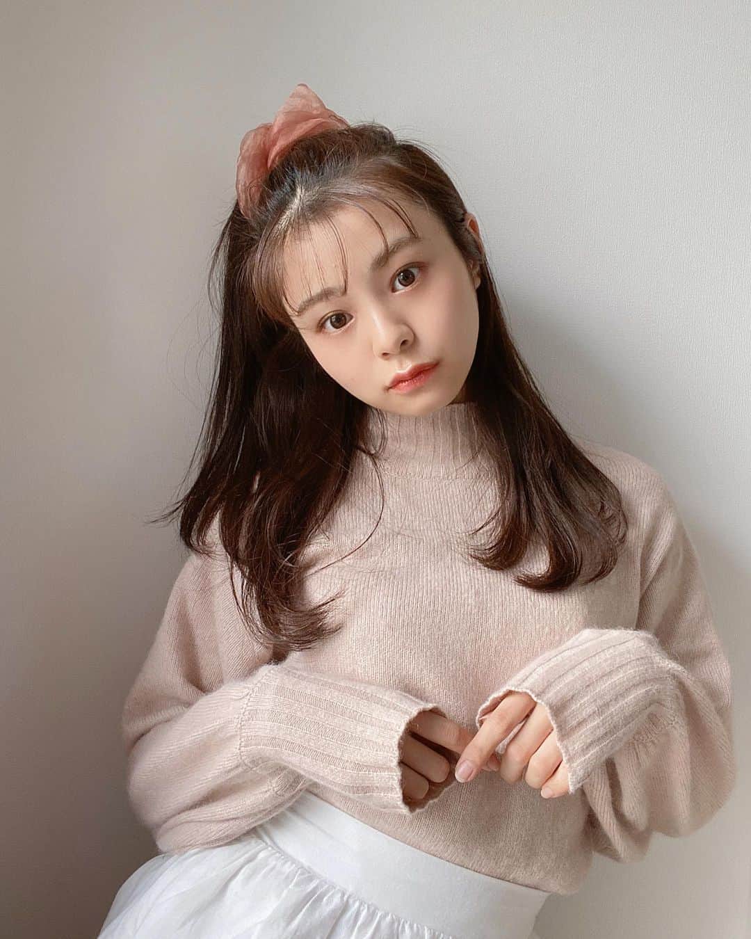 のインスタグラム：「* つや肌ほっこりオレンジメイク🍑  長らくセミマット肌ブームでしたが きょうは久しぶりにつや肌メイク💄♡  CHANELのボームエサンシエルを鼻筋、唇のくぼんでるところ、頬の高いところ、目頭、眉頭と目頭の間のくぼみ（日本語伝われ!笑）にいれたらめちゃくちゃキレイなつや肌になりました💎  ○アイシャドウ B IDOL  THEアイパレ03 ●チーク 3CE # ROSEBEIGE ○眉マスカラ インテグレートニュアンスアイブローマスカラ　BR773 ●アイライナー キャンメイククリーミータッチライナー05 ○リップ オンリーミネラル　ミネラルカラーセラム08  アイシャドウは右上のカラーを二重幅に広げて、左下ゴールドを黒目の上にのせるのがお気に入りです🌼 ステージメイクでもよくしています✌🏼  まつ毛は上げすぎないようにして、マスカラをササっと…ブラウンがいちばんいいけど、ちょうどいいの持ってなかったから黒のマスカラしました🥲  やっぱり桃みたいなオレンジメイクがすき🥰🥰🍑♡ 前髪伸びてきたので超絶シースルースタイルな毎日です🌱  #オレンジメイク #ツヤ肌メイク #イエベ春 #イエベメイク」
