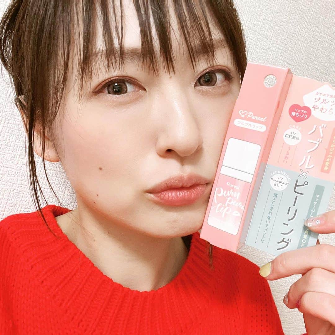 脇田唯のインスタグラム：「💋 乾燥する季節 唇の皮、剥けません？ ガサガサ唇に！  プルプルリップ！  荒れた唇にリップクリームを塗っても根本の解決にならず、剥けた皮に口紅がついておブスな唇になっちゃったり・・・。  唇って、でも、一番、 女の子的にはキレイでありたいパーツじゃないです？  私は皮剥けてると、ずっと気になっちゃって、人との会話とかもままならなくなります（笑）  これ、塗布すると、シュワシュワと泡が立って、角質を柔らかくしてくれます。 この泡が新感覚で楽しいー！  そのあと、泡がなくなるまで優しくマッサージしていくと、剥けていた皮や角質が取れていきます✨  気がついたら、余分な皮が取れて、唇がフワフワに！！  	 https://www.purealcosme.com/purupururip/  唇もワントーン明るくなった気がするー❤  これ、すごい優秀。 さらに、クレンジングにも使えるみたい·˖✶  これは、ぜひ、皮剥け女子に使ってもらいたいなぁー！ @pureal_official #ピュレア #プルプルリップ #自然由来成分配合 #オールインワンリップケア #泡リップ #リップケア #ぷるモテ唇 #美容 #リップ #プチプラコスメ #ambassador #美容好きな人と繋がりたい #美容女子」