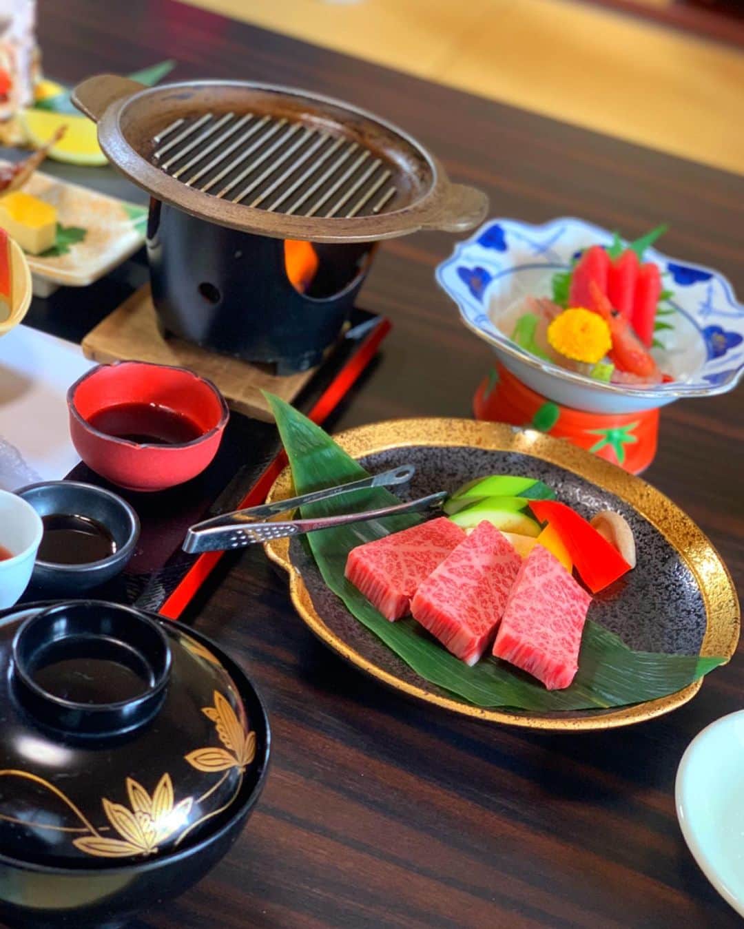小松彩夏さんのインスタグラム写真 - (小松彩夏Instagram)「『にこにこまっちゃんねる』とインスタライブ観てくださった皆さんありがとうございました☺️❤️﻿ ﻿ やっぱり皆さんとの交流は楽しいですね😆💕﻿ ﻿ ﻿ ここで‼️﻿ ﻿ 嬉しすぎるお知らせ💁‍♀️﻿ ﻿ 今日からOAが始まりました‼️﻿ ﻿ 私の地元一関の﻿ ﻿ もっとオトクに旅を楽しもう！一関いち旅！キャンペーン『いちのせき宿泊応援割』﻿ ﻿ のCMに出演させていただいています‼️✨﻿ ﻿ 大好きな地元一関のCM...﻿ ひとつ夢が叶いました😭❤️❤️❤️﻿ ﻿ 本当に本当に嬉しい😭﻿ ﻿ 愛してやまない一関の魅力をCMを﻿ 通して伝えられるのが嬉しすぎて....😭﻿ ﻿ はぁ...このお仕事をしてきてよかったなぁ🥺✨﻿ ﻿ 早速、家族からは観たよーって連絡がきました📺💕  あとこちらのキャンペーンのポスターやチラシもJR東北本線車内および岩手県、宮城県内の主要高速道路サービスエリアに置かれる予定なのでチェックしてもらえると嬉しいです😉✨  みんなからの報告もお待ちしてますよ〜❣️﻿ ﻿ そして明日1/16(土) 9:30～10:45OAの﻿ IAT『いいコト！』にVTR出演させて頂いています‼️﻿ ﻿ 温泉で温まって、美味しいご飯を食べて...﻿ 贅沢なロケでした🥰﻿ ﻿ 一関の魅力をたっぷりお届けします‼️✨﻿ 岩手の皆さん、是非見てくださいね💕﻿ ﻿ やっぱり地元でのお仕事は嬉しいなぁ...🥺﻿ ﻿ こんな状況ですが地元と関わる﻿ お仕事を今年も沢山やっていけたらいいな🥰﻿ ﻿ 皆さん体調に気をつけてお過ごしくださいね☺️﻿ ﻿ #地元 #岩手 #岩手県 #故郷 #岩手宣伝隊長 #iiiwate #一関 #いちのせき #キュンです #いち旅」1月15日 22時39分 - official_ayaka_502